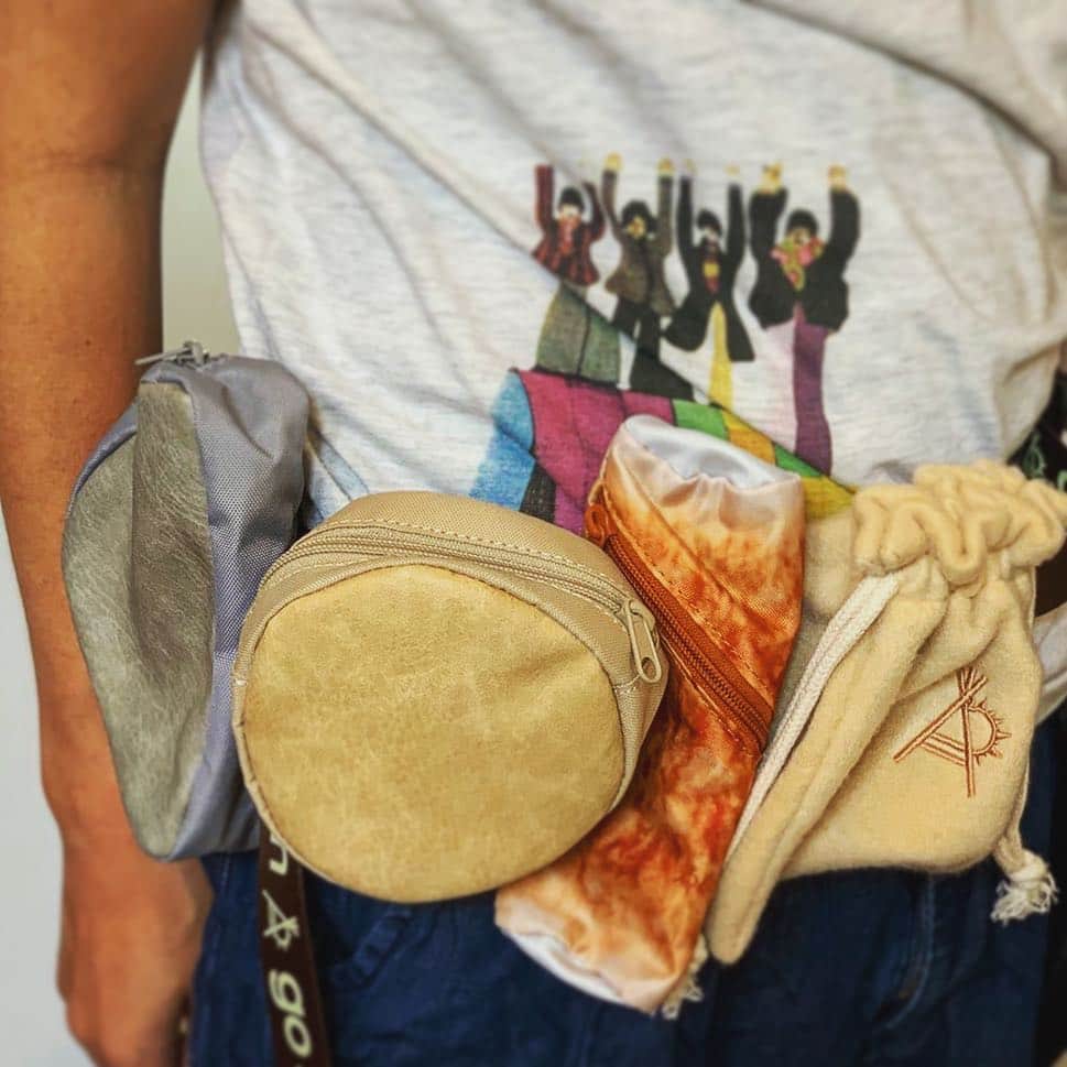 のインスタグラム：「妻がおでんポーチを買って来た。実際つけると写真以上にどうかしている。腰におでん！  #おでんポーチ」