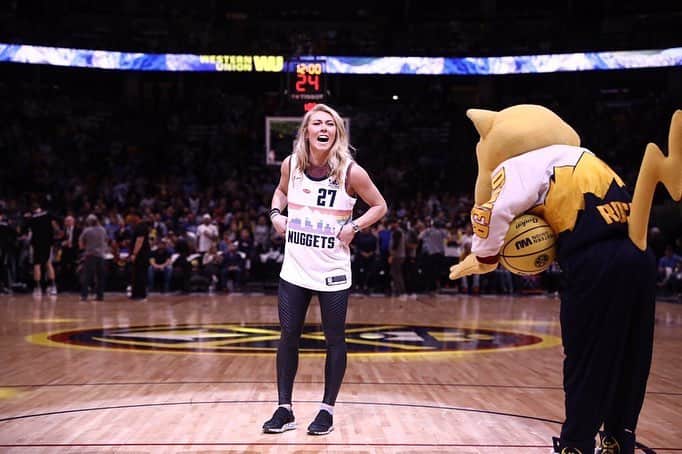 ミカエラ・シフリンのインスタグラム：「THANK YOU to the @nuggets for inviting me to take the #WUFirstShot tonight...and also to my fellow Coloradans for the always-warm welcome!! 🤗🤗🤗I have some work to do on my free throw shot, but maybe @jmglitxh27 can help me?! 🏀🤷🏼‍♀️🥴😬😜#MileHighBasketball #NBAPlayoffs」