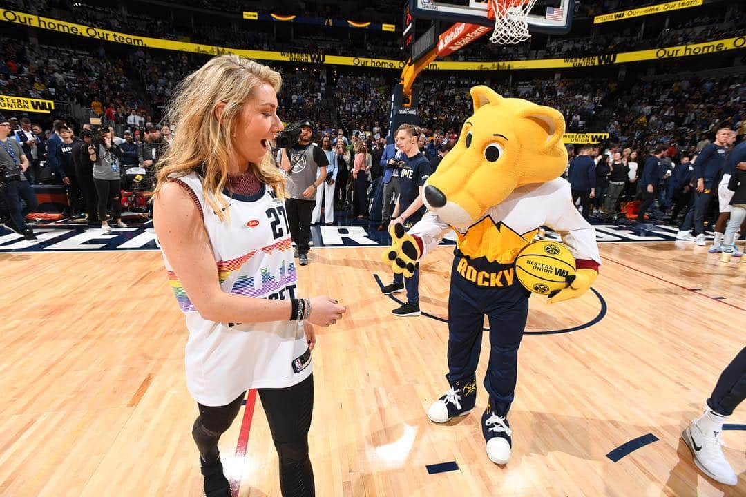 ミカエラ・シフリンさんのインスタグラム写真 - (ミカエラ・シフリンInstagram)「THANK YOU to the @nuggets for inviting me to take the #WUFirstShot tonight...and also to my fellow Coloradans for the always-warm welcome!! 🤗🤗🤗I have some work to do on my free throw shot, but maybe @jmglitxh27 can help me?! 🏀🤷🏼‍♀️🥴😬😜#MileHighBasketball #NBAPlayoffs」4月17日 11時39分 - mikaelashiffrin