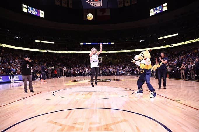 ミカエラ・シフリンさんのインスタグラム写真 - (ミカエラ・シフリンInstagram)「THANK YOU to the @nuggets for inviting me to take the #WUFirstShot tonight...and also to my fellow Coloradans for the always-warm welcome!! 🤗🤗🤗I have some work to do on my free throw shot, but maybe @jmglitxh27 can help me?! 🏀🤷🏼‍♀️🥴😬😜#MileHighBasketball #NBAPlayoffs」4月17日 11時39分 - mikaelashiffrin