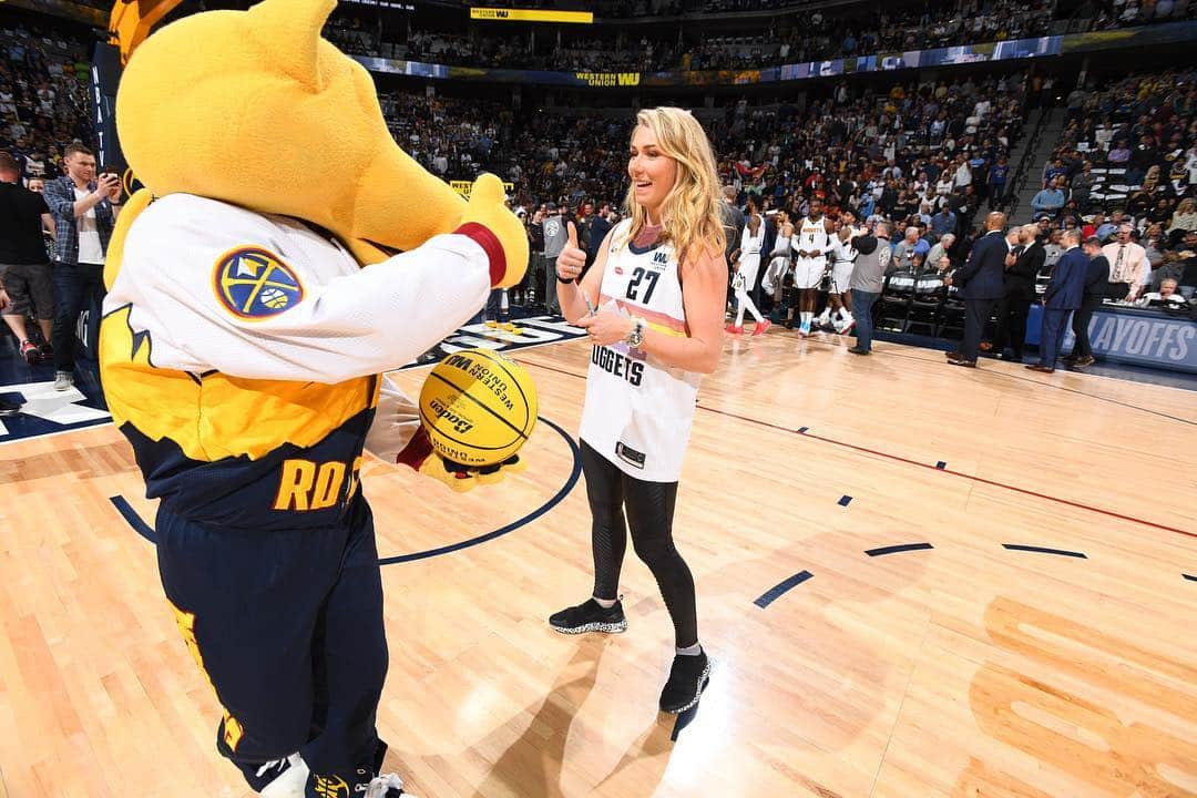 ミカエラ・シフリンさんのインスタグラム写真 - (ミカエラ・シフリンInstagram)「THANK YOU to the @nuggets for inviting me to take the #WUFirstShot tonight...and also to my fellow Coloradans for the always-warm welcome!! 🤗🤗🤗I have some work to do on my free throw shot, but maybe @jmglitxh27 can help me?! 🏀🤷🏼‍♀️🥴😬😜#MileHighBasketball #NBAPlayoffs」4月17日 11時39分 - mikaelashiffrin