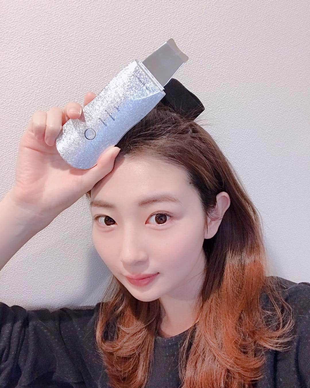 岸野里香さんのインスタグラム写真 - (岸野里香Instagram)「気になってたRockleanシリーズの ウォーターピーリング複合美顔器💓🤫 これすごい😍超音波で、普段簡単には落とせない汚れを落としてくれて肌の状態を良くしてくれる🥺めちゃくちゃ気持ちいい☺️3枚目のムービーは美顔器に化粧水を垂らしてみたよ🤩 他にも、クレンジング.保湿美顔.パッティング.リフティングも1台でできちゃう💓 キラキラで超可愛い🐣 ストーリーにも載せてるので是非みてね💓  #thebeautools #家庭用美顔器 #美肌 #ウォーターピーリング #ピーリング #美肌  #rocklean #アンチエイジング #スキンケア #お肌ツルツル」4月17日 11時42分 - rikakishino_official