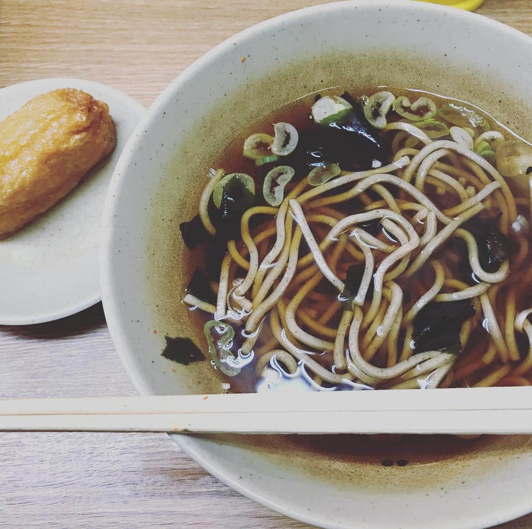 間々田佳子のインスタグラム：「笑顔なんてホントはいらいよね！ と思ったおそば屋さんのおそば💕  詳しくはブログで。  笑顔を作らなくても 優しさが滲み出ている人を 素敵と思う…✨ #間々田佳子 #最高のお蕎麦屋さん千葉 #顔ヨガ間々田佳子食レポ」