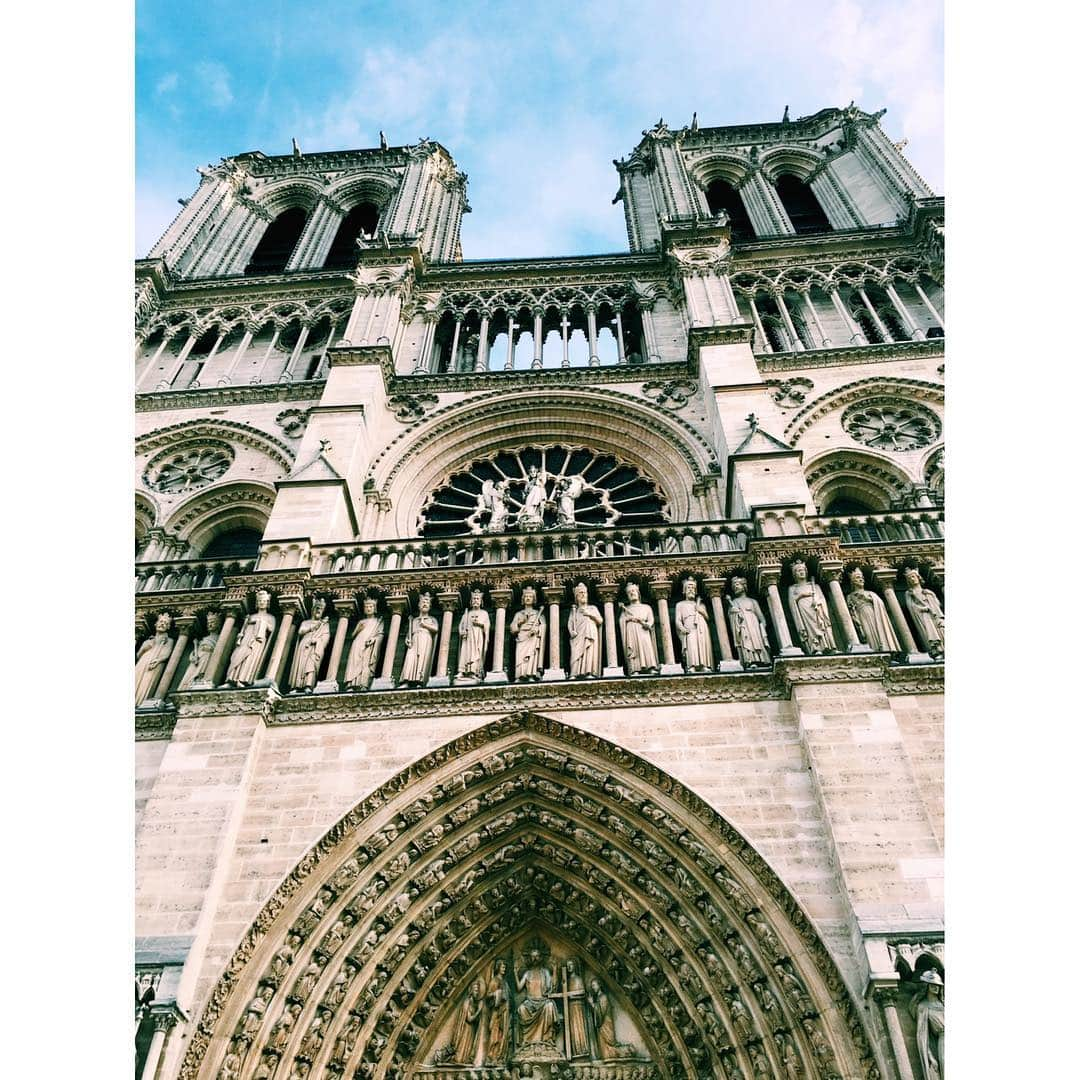 沙央くらまさんのインスタグラム写真 - (沙央くらまInstagram)「ノートルダム寺院  私の大好きな場所。 初めての海外一人旅はParisでした。  Parisに呼ばれてる！とか意味わからない発言をして、皆んなに心配されながら、一人でParisにいきました。  そしてParisのノートルダム寺院に初めて行った瞬間、なぜか全然わからないけど、勝手に私はノートルダム寺院で聖歌隊の少年だった事があったような記憶がフラッシュバックして、涙が止まらなくなったのを覚えています。 ←これは感覚的なはなしです  そんな気持ちにさせてくれるくらい、人々の想いが沢山このノートルダム寺院には溢れていました。  私はその日から滞在中、なぜか毎日引き寄せられるようにノートルダム寺院に通い毎日ノートルダム寺院に流れる聖歌を聞きながら座り、時には祈りを捧げたり、気がつけば夕方まで眠ってしまったり。。 ステンドガラスの絵を描く画家の描く姿を眺めたりしていました。  それからParisに行くと必ず毎日のようにノートルダム寺院を訪れるようになりました。  そんな私にとって想い出深い場所。 ノートルダム寺院。 私のように、いや、私以上にノートルダム寺院へ思いを寄せる方々は沢山いらっしゃると思いますが、私もそんな方々と寄り添い、祈りを捧げたいと思います。  写真は四年前にパリで撮影したノートルダム寺院です。  #沙央くらま #コマスタ #ノートルダム寺院 #cathédralenotredame  #notredame」4月17日 11時44分 - kurama_sao