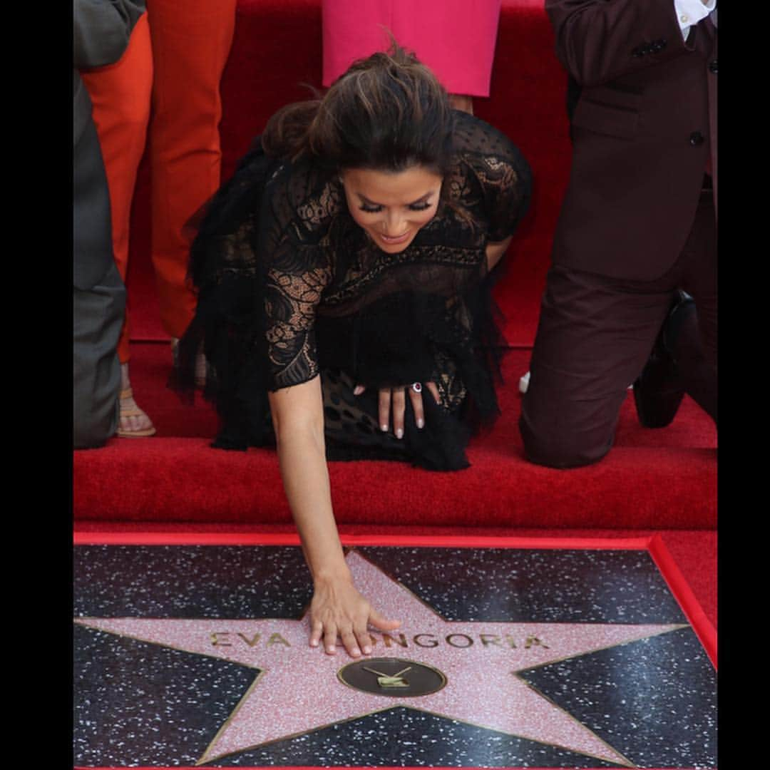 エヴァ・ロンゴリアさんのインスタグラム写真 - (エヴァ・ロンゴリアInstagram)「Cant believe it’s been a whole year since I received my STAR on the Hollywood Walk of Fame!  Dream come true! And my sweet Santi was in my belly still baking at this time last year! 🌟. #HollywoodWalkOfFame」4月17日 11時46分 - evalongoria