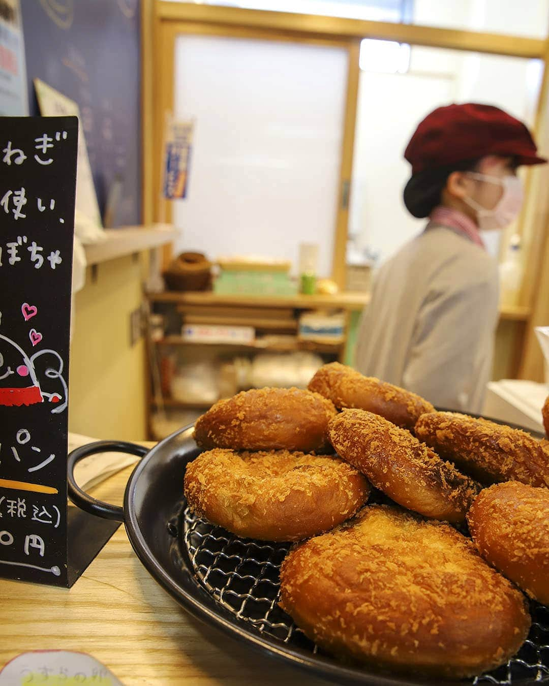 愛知県田原市さんのインスタグラム写真 - (愛知県田原市Instagram)「Today’s lunch is ... * テンション揚げ揚げ～ * #週の真ん中#水曜日 #ランチ に#カレーパン#なんていかが？ #ついつい買っちゃうんだよね～ * 辛さ100倍、カレーパ○マン！ #たはら暮らし * #渥美半島#田原市#田原#伊良湖岬#伊良湖#赤羽根#サーフィン#パン#カレー#tahara#irago#akabane#bread#lunch#spring#surfing#田舎暮らし#日々の暮らし#休日の過ごし方#スローライフ#instagramjaran#igersjp」4月17日 11時49分 - tahara_kurashi