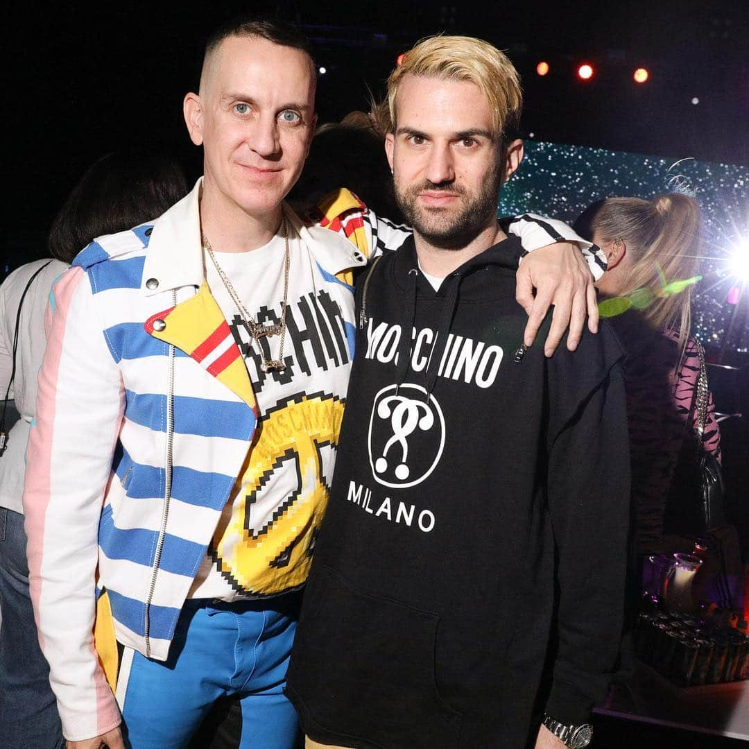 Moschinoさんのインスタグラム写真 - (MoschinoInstagram)「Moschino Party in the desert 💙🌴🖤🌴 💜@atrak @itsjeremyscott #moschino #atrak #jeremyscott #coachella」4月17日 12時00分 - moschino