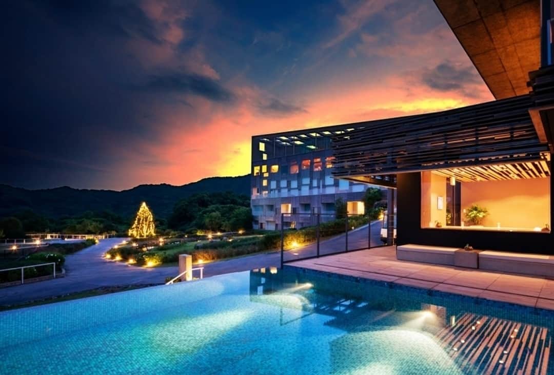 Relux | リラックスさんのインスタグラム写真 - (Relux | リラックスInstagram)「まるで別荘に訪れたかのようなプライベートな空間。輝かしい夜景の中、非日常感あふれるシティリゾートをぜひ楽しんでみませんか？ . 📍ガーデンテラス長崎ホテル＆リゾート/長崎 . . . 気になる宿の詳細はプロフィールから▶ @relux_jp . #ガーデンテラス長崎ホテルアンドリゾート #Relux #リラックス #旅行 #長崎 #リゾートホテル #国内旅行 #旅したくなるフォト #旅の記録 #大人の休日 #風景写真 #おでかけ #大人旅 #旅スタグラム #旅が好き #旅フォト #ダレカニミセタイケシキ #旅行好き#美しい日本  #trip #travel #nagasaki  #unknownjapan #japantravel #ig_japan #instatravelgram #instatravelling #japanesehotels #traveljapan #japantravelphoto」4月17日 12時01分 - relux_jp