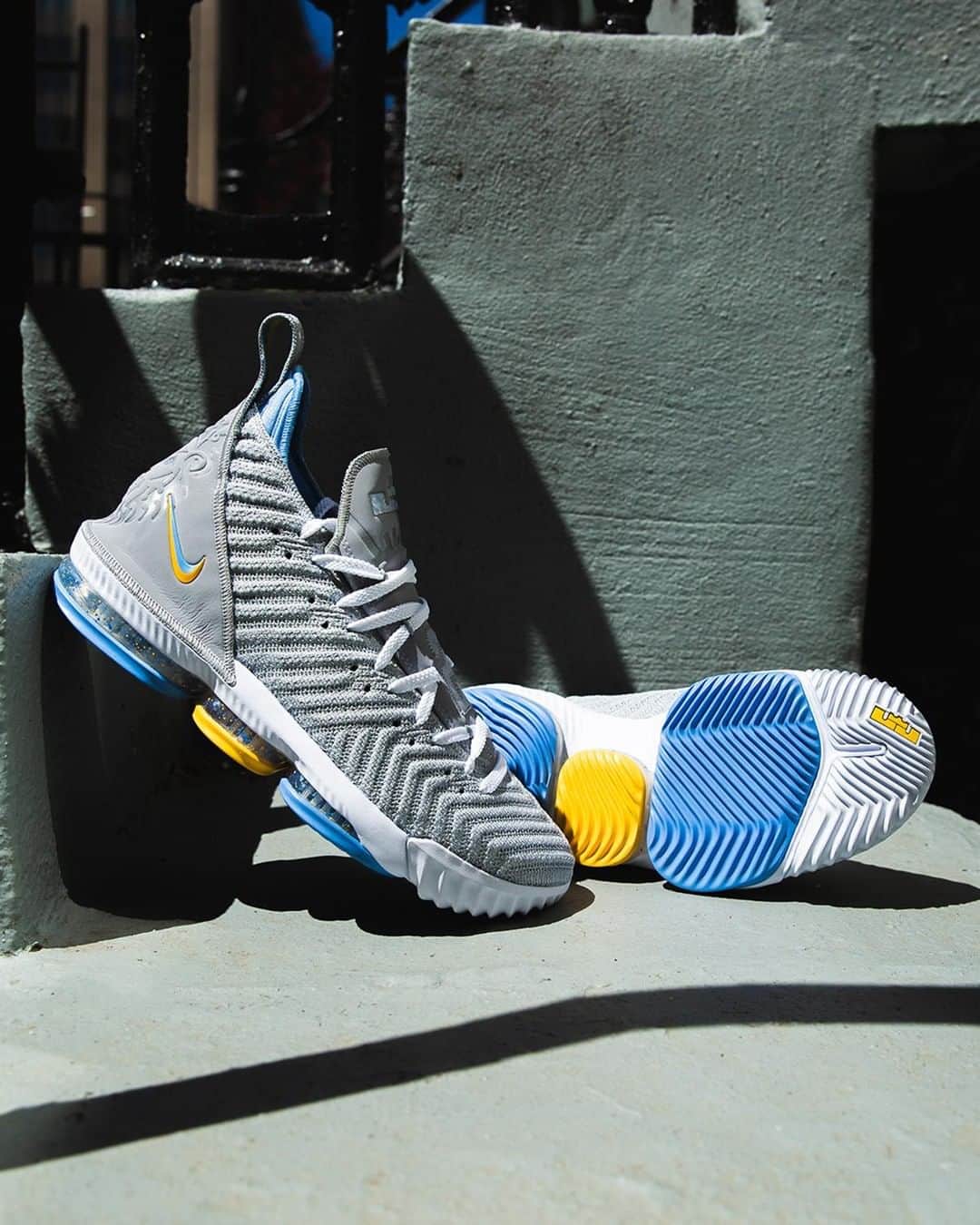 のインスタグラム：「Taking it back to the Minneapolis Lakers days. #Nike LeBron 16 'MPLS' Launching 4/19, In-Store and Online」