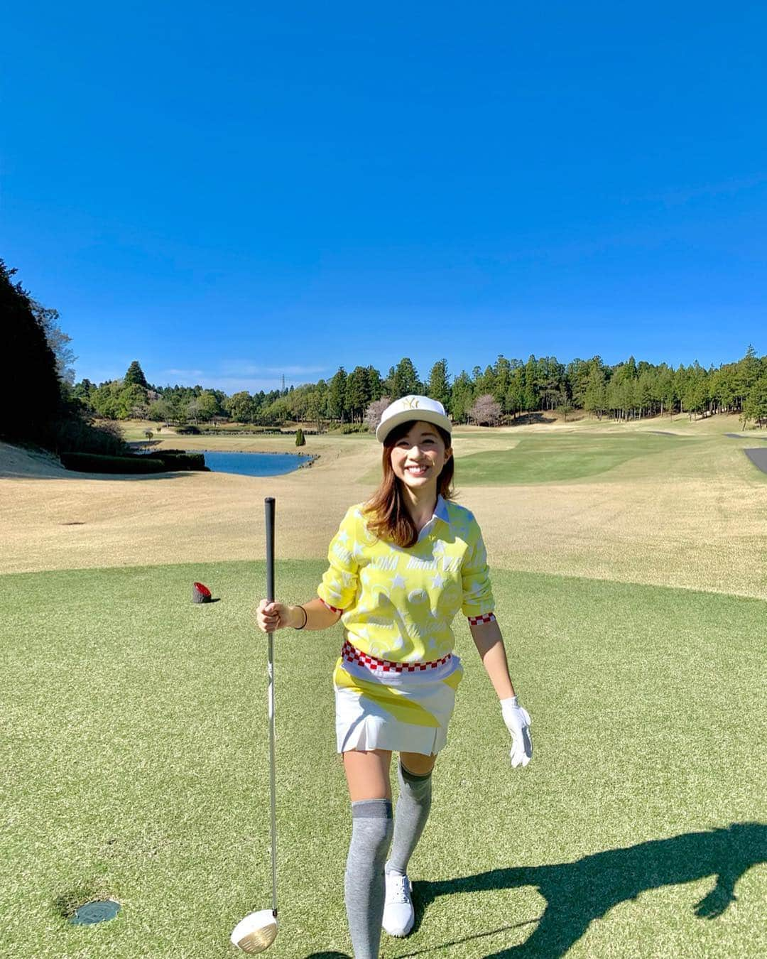 水野佐彩さんのインスタグラム写真 - (水野佐彩Instagram)「・ 昨日のゴルフ🏌🏾‍♀️🌸 初めての大栄カントリー倶楽部⛳️ 広々として綺麗で素敵なゴルフ場だった🥺💕 ショットひとつひとつは悪くないのだけど 理想のゴルフとは ほど遠く。 こんなに練習しているのに、、と 涙が出そうになりました😞 (何目指してんのって思うかもだけど、真剣なんですわたし、、) スコアは105⛳️ おまけ多めのゆるゆるではなく 結構ちゃんとやったんだけど それでもパパおまけしてくれたからw 私ってほんとダメな奴😂😂 いつも失敗引きずらないのだけど 今回珍しくずるずる引きずりました🐷 でも気持ち切り替えてまた頑張る❣️ 黄色メインの強めなゴルフコーデだよ💛💛💛 #ゴルフコーデ tops#markandlona @markandlona  skirt,socks#descentegolf @descentegolf  shoes#callawaygolf @callawaygolf_japan  #sサイズコーデ #153cmコーデ #おちびコーデ #桜ゴルフ #春爛漫 #太陽最高 #大栄 #大栄カントリー倶楽部  #ゴルフ #ゴルフ女子 #ゴルフ男子 #ゴルフ好き #ゴルフ大好き #ゴルフ初心者 #ゴルフ好きな人と繋がりたい #golf #golfwang #golfswing #golfing #golfsaaya2018」4月17日 12時01分 - saaya_mizuno