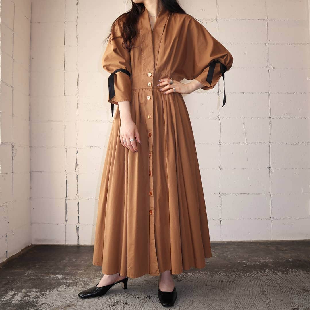 吉祥寺 古着屋 Orfeoのインスタグラム：「Vintage Long Dress  #orfeo #kichijoji #vintage #used #fashion #coordinate #outfitts  掲載商品のお問い合わせはメールにて承っております。コメント、DMでのお問い合わせは受け付けておりませんのでご了承ください。」