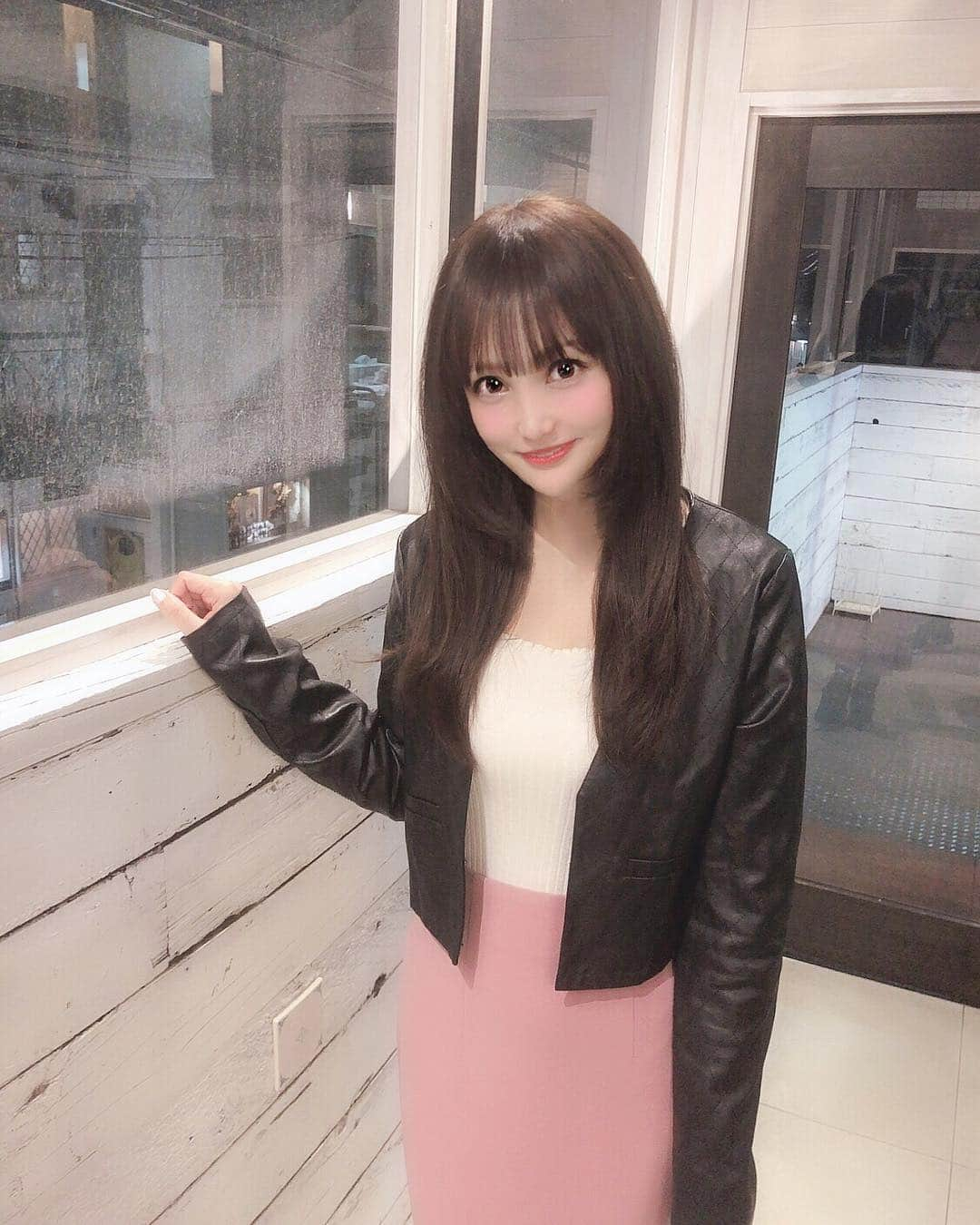 宇佐美あいりさんのインスタグラム写真 - (宇佐美あいりInstagram)「こんばんみ🐰💓今日は美容室行ってきたよん💇‍♀️✨めっちゃ明るく抜けてきたのでナチュラルカラーに😊それから今回は髪を少しボリューム出るようにカットしてもらったんだけどどうかな🤗💕 #グラドル自画撮り部#自撮り動画#動画#カット#カラー#髪#髪型#美容#お手入れ#おしゃれ#女の子#ヘアカラー#ブラウン#brown#ヘア#アッシュ#hair#cut#treatment#トリートメント#ボリュームアップ#サラサラ#ナチュラル#巻き髪#大人#お姉さん#美容室#代官山lobby#Japanesgirl#followme」4月17日 22時55分 - airi.usami_official