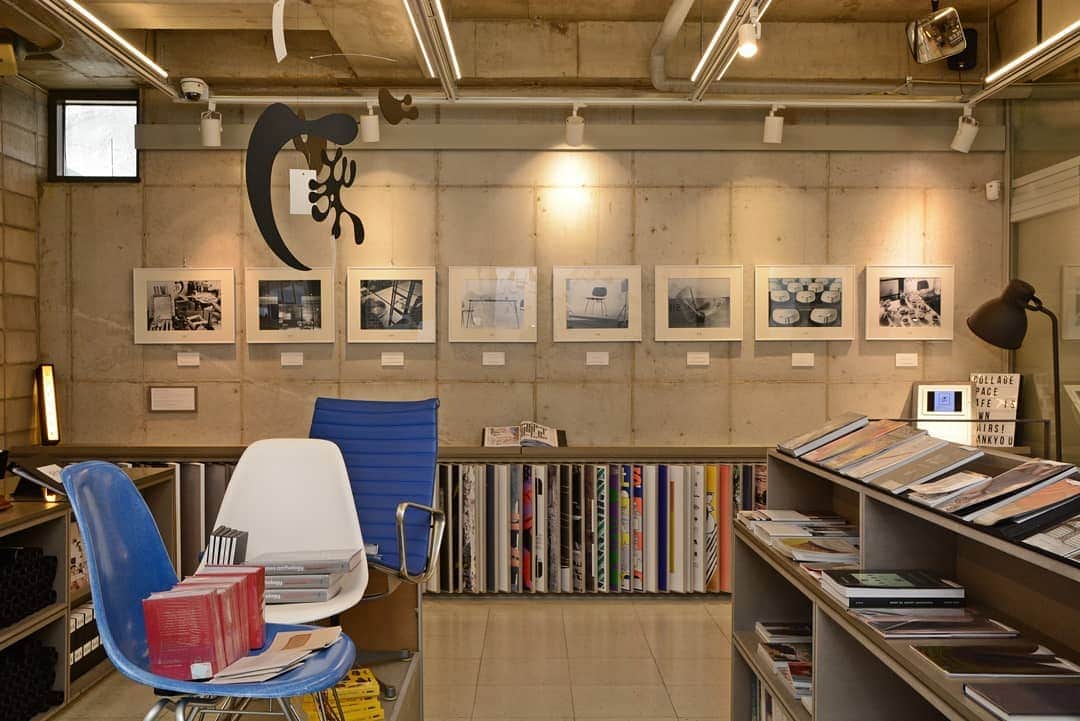 HereNowさんのインスタグラム写真 - (HereNowInstagram)「Take home some local art. @_collage_official is a poster store selling work by various artists active in Korea, including graphic designers, illustrators, photographers, and musicians. 지금 활약하고 있는 아티스트가 만든 포스터를 구매할 수 있는 아트숍 Recommended by @okehhh. . . . #herenowcity #wonderfulplaces #beautifuldestinations #travelgram #instatravel #travelingram #igtravel #livefolk #instapassport #optoutside #stayandwander #hbouthere  #seoul #ソウル #ソウル旅行 #서울 #한국 #꼭가볼 #명소 #韓國自由行 #首爾 #collagEseoul #art #korea」4月17日 22時55分 - herenowcity