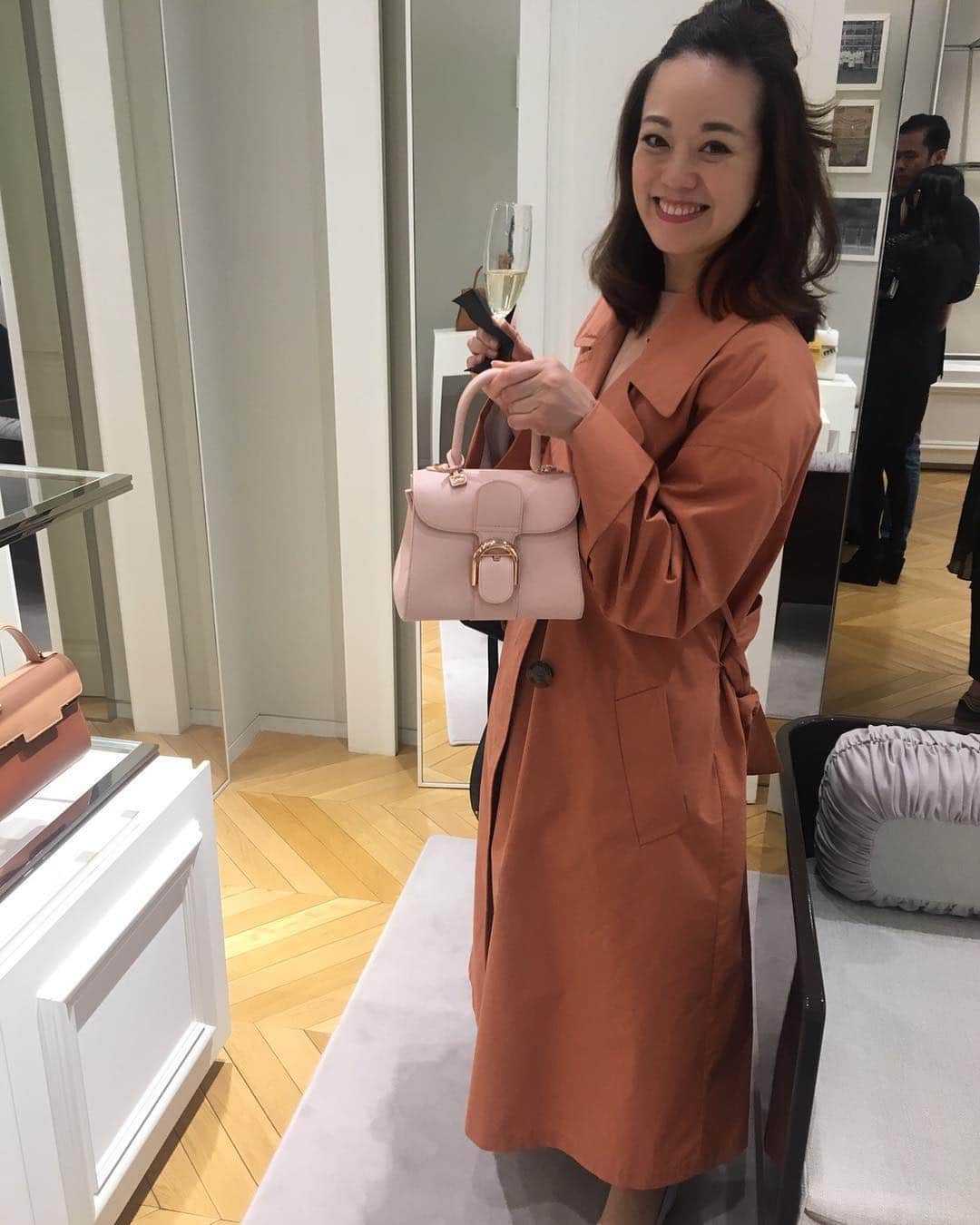 沢瀉美緒さんのインスタグラム写真 - (沢瀉美緒Instagram)「※ New bag launch party @delvaux 💛 . Before the ballet lesson✨ . ショップの方にお招き頂き ジャン・コロナとのコラボレーションバッグの お披露目パーティーに✨ . その名も L’xxl . でも、私には大きいので、 やっぱり安定のブリヨンがいいなぁ💛 . . #delvaux #delvauxbrillant #デルヴォー #fashion #instafashion #instagood」4月17日 22時49分 - mio_omodaka