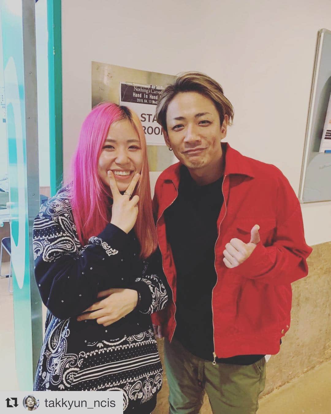 あやぺたのインスタグラム：「ナッシングスとのzepp tokyoにて初対バン、初ツーマン。素敵な夜やったぁ。 ナッシングスかっこよすぎて、あいた口があいたままでした。すごかったライブ。たっきゅんさんと！ #Repost @takkyun_ncis with @get_repost ・・・ ディジー最高だよ！！あやぺたー！！ #dizzysunfist #nothingscarvedinstone」