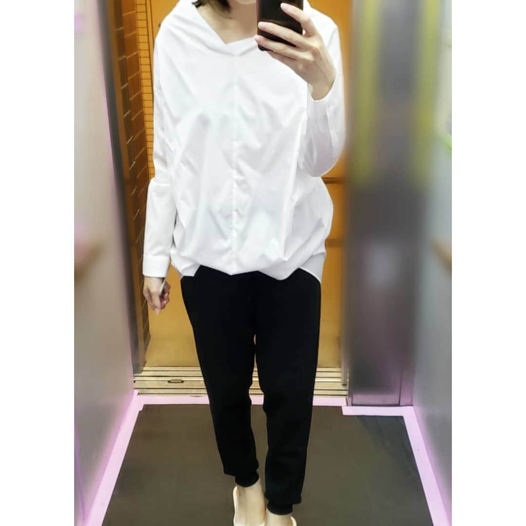 reikei0523さんのインスタグラム写真 - (reikei0523Instagram)「#今日の服#休日 ドゥのシャツ、立体的でかわいい。定休だと部署の電話も鳴らないし、廻りに人がいなくて仕事に集中できた。#休日出勤 * 👚#deuxiemeclasse @deuxiemeclasse 👖#despres @despres_jp  #今日のコーデ#ootd#記録#ponte_fashion#mineby3mootd#ドゥーズィエムクラス#デプレ」4月17日 21時28分 - rerei0523