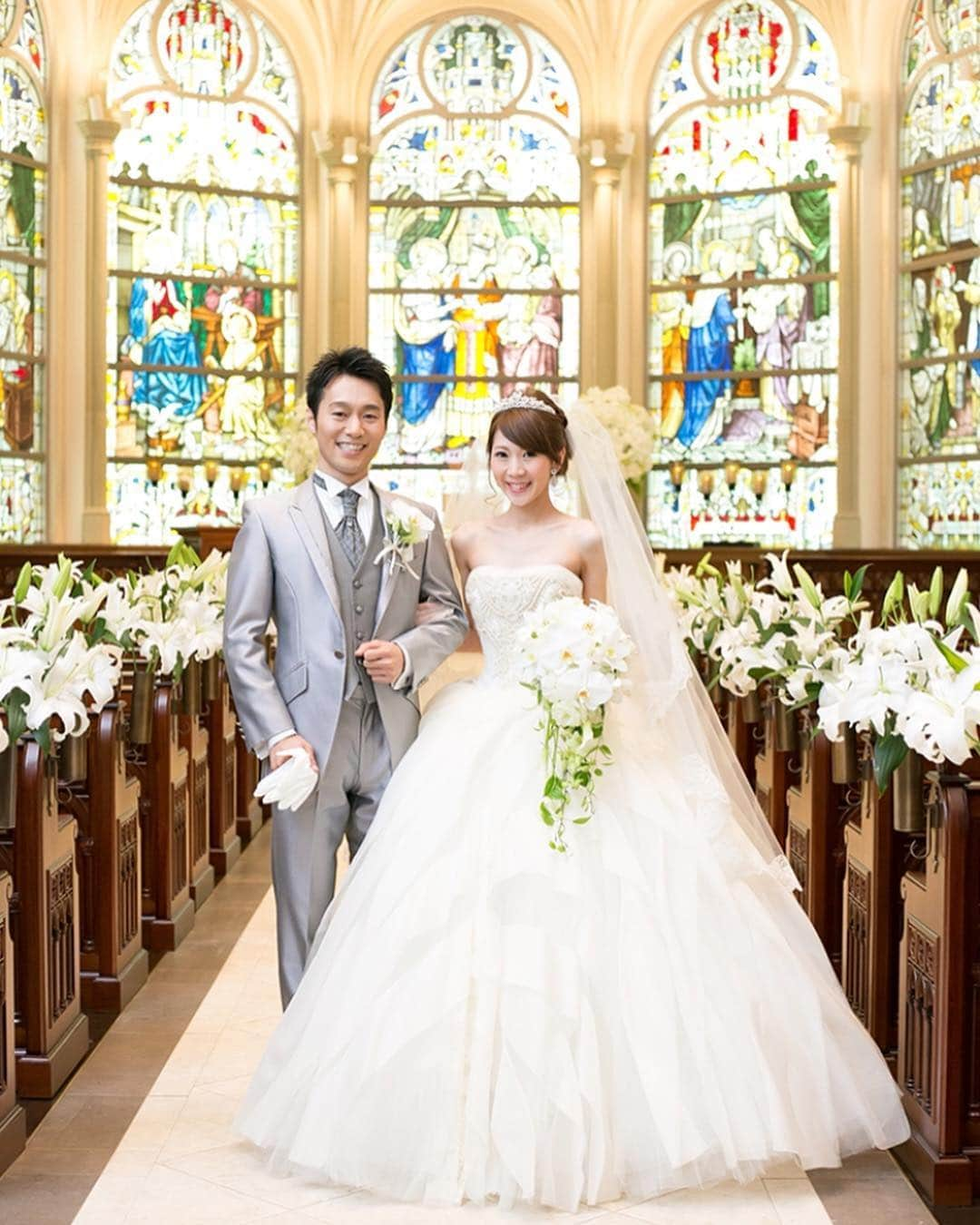 ベストブライダル公式さんのインスタグラム写真 - (ベストブライダル公式Instagram)「@bestbridal.jp 💒 ベストブライダルの花嫁さんは #ベストブライダル花嫁 #BB花嫁 にお写真を投稿してください♩ . . 会場名：#アートグレイスウエディングスクエア . . ステンドグラスが幻想的で美しい✨大聖堂で過ごす最高の時間。 . こちらはアートグレイスウエディングスクエアで挙式をされた #卒花嫁 さんのお写真です💍💗 . 鮮やかに彩られた壮大なステンドグラス⛪そこから差し込む光はとっても優しく、神々しくも感じられますよね💗 . まるで神様がお二人のウェディングを祝福しているみたい✨こんな美しい空間での #挙式 はお二人の特別な1日に最高の思い出を刻んでくれますよ💕 . この他のお写真もスワイプして是非チェックしてみてくださいね🎵 . . ＼ウェディングフォト募集中❤️／ . 当アカウントでリグラムOKなベストブライダルの卒花嫁orプレ花嫁の皆様は、 #ベストブライダル花嫁 もしくは  #BB花嫁 のハッシュタグをつけて投稿をお願いします💕 . . ※BB花嫁に投稿があったお写真をリグラムする際は個別にご連絡は行っておりません🙇予めご了承ください＊* . . ＝＝＝＝＝＝＝＝＝＝＝＝ 💒ベストブライダルとは？ ＝＝＝＝＝＝＝＝＝＝＝＝ . ＊アートグレイス ＊セントグレース ＊アプローズスクエア ＊ストリングス ＊アフロディテ . など、全国（東京、横浜、浦安、千葉、仙台、名古屋、大阪、京都）でゲストハウスを運営し、多くのお客様の人生の節目となるウエディングを手がけています💕 . また、多くのお客様にお帰りいただけるレストラン、ホテルもご用意しています🍴 . . 💒【各会場のアカウントについて】 私たちの会場は @bestbridal.jp のフォロ一覧からご覧頂けます✨ . 💐【ブライダルフェアの予約について】 各会場のアカウントのプロフィールURL🔗にある会場HPからご予約いただけます✨ . . ＝＝＝＝＝＝＝＝＝＝＝＝ 💗たくさんの、LOVEを届けよう ＝＝＝＝＝＝＝＝＝＝＝＝ . #たくlove 私たちのブランドスローガンは「たくさんの、LOVEを届けよう」💕 . お客様との出会いは、一生における祝福の瞬間を祝う、始まりです。 . 私たちはお客様との出会いを大切に、おふたりの人生を祝福し続ける存在でありたいと考えています🕊 . ベストブライダルは、世の中で1番、たくさんのLOVEが届く瞬間をお祝いする企業を目指します♡ . . . #結婚式 #花嫁 #プレ花嫁 #結婚式準備 #ウェディング #ウエディング #新郎新婦 #日本中のプレ花嫁さんと繋がりたい  #婚約指輪 #婚約 #プロポーズ #結婚式場 #結婚式レポ  #2019秋婚 #2019夏婚 #2020春婚 #ステンドグラス #ウェディングフォト  #ag花嫁 #チャペル #教会」4月17日 21時29分 - bestbridal.jp