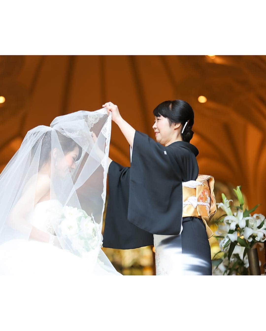ベストブライダル公式さんのインスタグラム写真 - (ベストブライダル公式Instagram)「@bestbridal.jp 💒 ベストブライダルの花嫁さんは #ベストブライダル花嫁 #BB花嫁 にお写真を投稿してください♩ . . 会場名：#アートグレイスウエディングスクエア . . ステンドグラスが幻想的で美しい✨大聖堂で過ごす最高の時間。 . こちらはアートグレイスウエディングスクエアで挙式をされた #卒花嫁 さんのお写真です💍💗 . 鮮やかに彩られた壮大なステンドグラス⛪そこから差し込む光はとっても優しく、神々しくも感じられますよね💗 . まるで神様がお二人のウェディングを祝福しているみたい✨こんな美しい空間での #挙式 はお二人の特別な1日に最高の思い出を刻んでくれますよ💕 . この他のお写真もスワイプして是非チェックしてみてくださいね🎵 . . ＼ウェディングフォト募集中❤️／ . 当アカウントでリグラムOKなベストブライダルの卒花嫁orプレ花嫁の皆様は、 #ベストブライダル花嫁 もしくは  #BB花嫁 のハッシュタグをつけて投稿をお願いします💕 . . ※BB花嫁に投稿があったお写真をリグラムする際は個別にご連絡は行っておりません🙇予めご了承ください＊* . . ＝＝＝＝＝＝＝＝＝＝＝＝ 💒ベストブライダルとは？ ＝＝＝＝＝＝＝＝＝＝＝＝ . ＊アートグレイス ＊セントグレース ＊アプローズスクエア ＊ストリングス ＊アフロディテ . など、全国（東京、横浜、浦安、千葉、仙台、名古屋、大阪、京都）でゲストハウスを運営し、多くのお客様の人生の節目となるウエディングを手がけています💕 . また、多くのお客様にお帰りいただけるレストラン、ホテルもご用意しています🍴 . . 💒【各会場のアカウントについて】 私たちの会場は @bestbridal.jp のフォロ一覧からご覧頂けます✨ . 💐【ブライダルフェアの予約について】 各会場のアカウントのプロフィールURL🔗にある会場HPからご予約いただけます✨ . . ＝＝＝＝＝＝＝＝＝＝＝＝ 💗たくさんの、LOVEを届けよう ＝＝＝＝＝＝＝＝＝＝＝＝ . #たくlove 私たちのブランドスローガンは「たくさんの、LOVEを届けよう」💕 . お客様との出会いは、一生における祝福の瞬間を祝う、始まりです。 . 私たちはお客様との出会いを大切に、おふたりの人生を祝福し続ける存在でありたいと考えています🕊 . ベストブライダルは、世の中で1番、たくさんのLOVEが届く瞬間をお祝いする企業を目指します♡ . . . #結婚式 #花嫁 #プレ花嫁 #結婚式準備 #ウェディング #ウエディング #新郎新婦 #日本中のプレ花嫁さんと繋がりたい  #婚約指輪 #婚約 #プロポーズ #結婚式場 #結婚式レポ  #2019秋婚 #2019夏婚 #2020春婚 #ステンドグラス #ウェディングフォト  #ag花嫁 #チャペル #教会」4月17日 21時29分 - bestbridal.jp