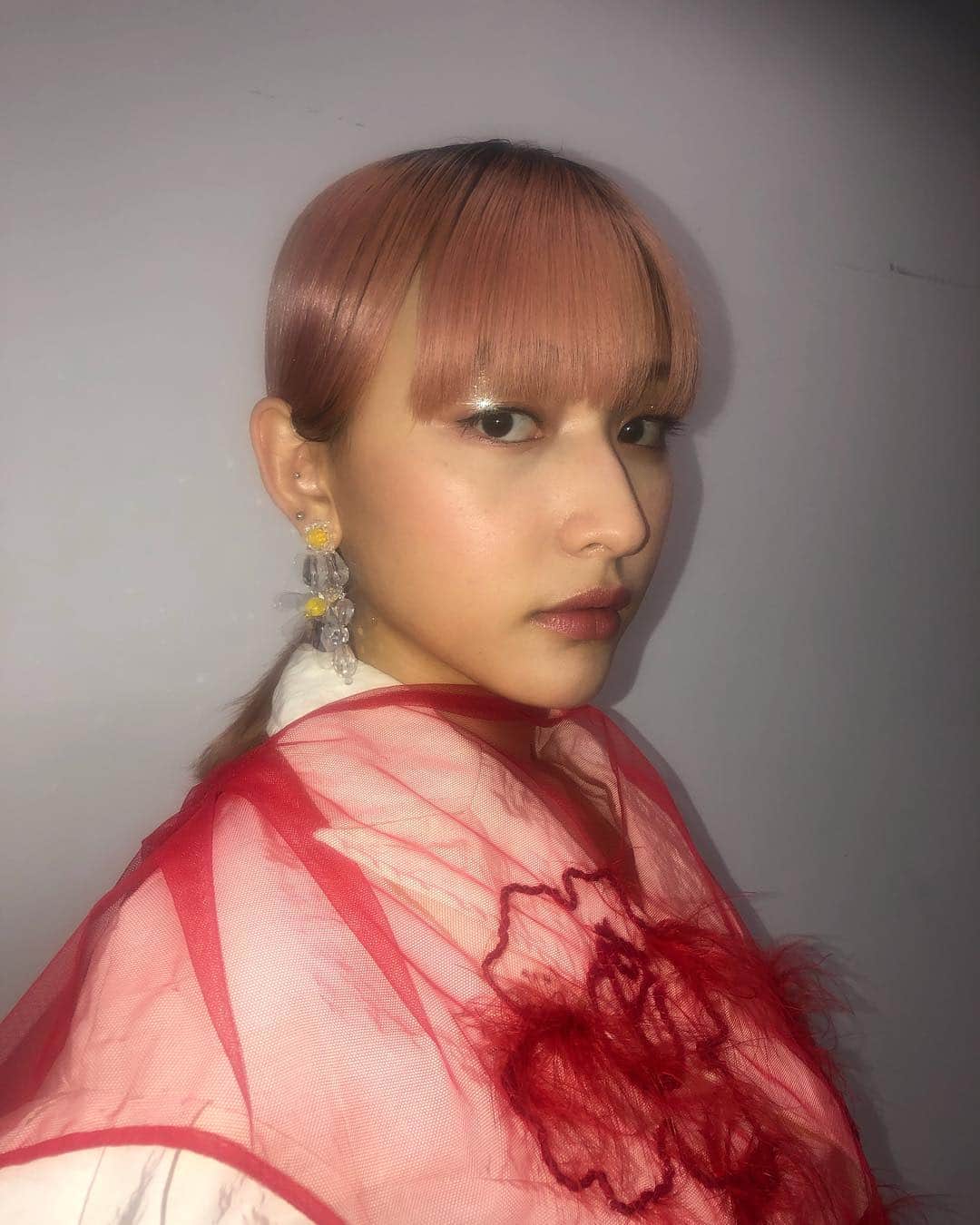 ハンナ・チャンのインスタグラム：「HKFA with one of my favourite @simonerocha_ ♡  Hair @heitaicheung  Makeup @chichili  Stylist @kieranho  #第38屆香港電影金像獎 #MC32」