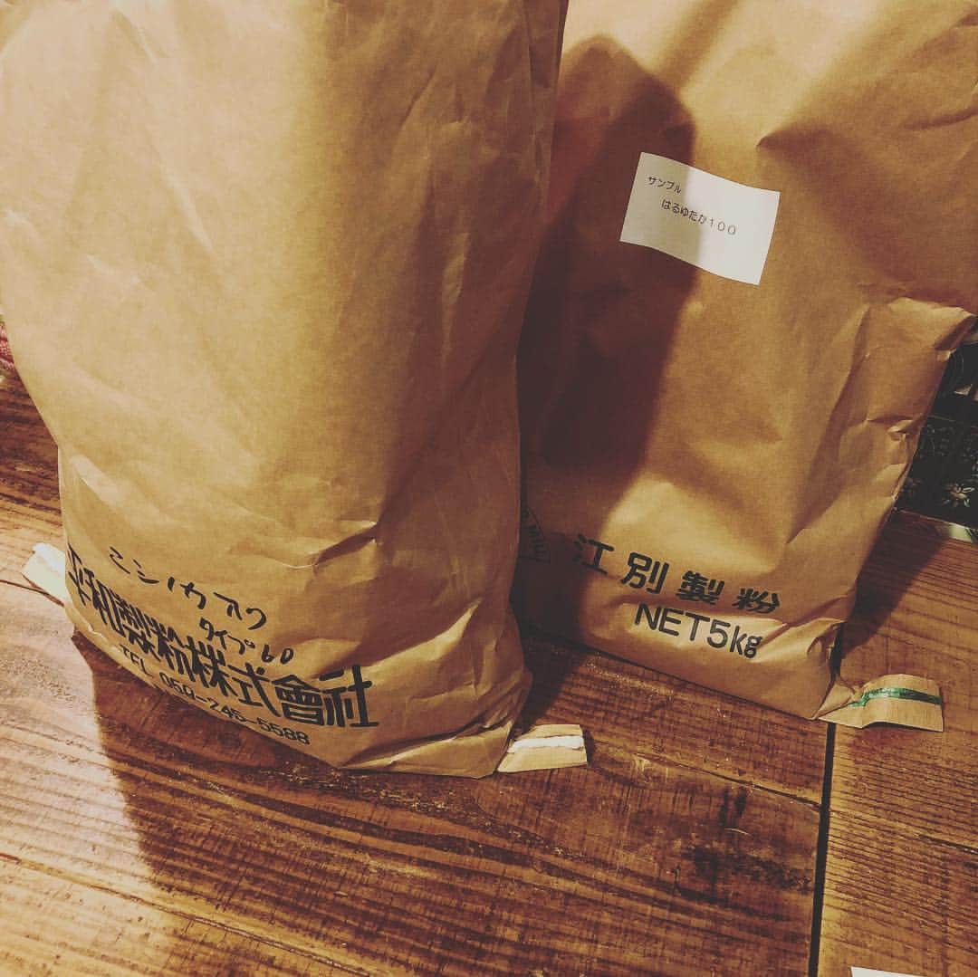 CHIPPRUSONさんのインスタグラム写真 - (CHIPPRUSONInstagram)「新しい粉が届いた。ニシノカオリとキタノカオリ、ミナミノカオリを混ぜて全国のカオリちゃん向けに「カオリのパン」とかどうだろう？（ネーミングセンス無いのです）今週土曜日は、mumokuteki マルシェです🎵  https://m.facebook.com/events/2142149382505585」4月17日 21時24分 - chiestylee
