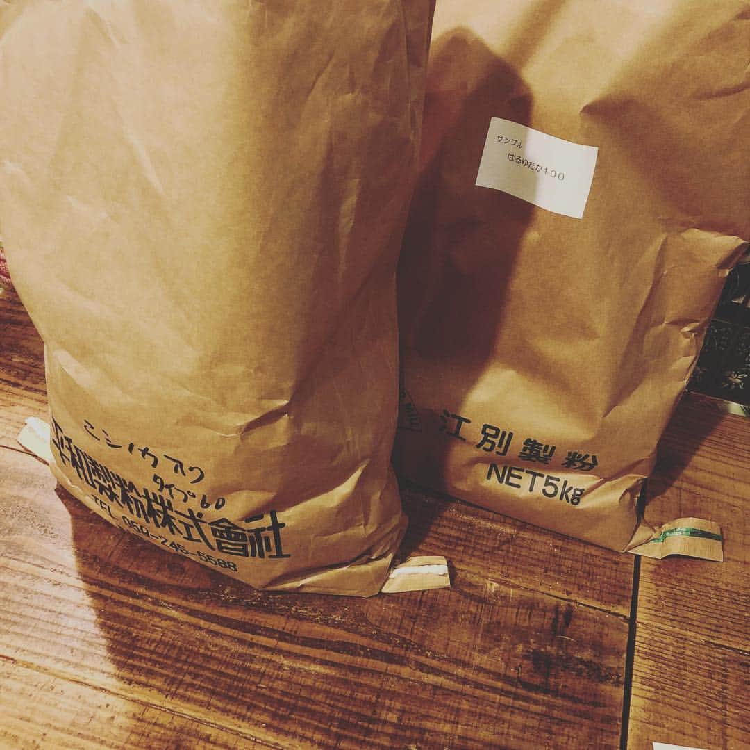 のインスタグラム：「新しい粉が届いた。ニシノカオリとキタノカオリ、ミナミノカオリを混ぜて全国のカオリちゃん向けに「カオリのパン」とかどうだろう？（ネーミングセンス無いのです）今週土曜日は、mumokuteki マルシェです🎵  https://m.facebook.com/events/2142149382505585」