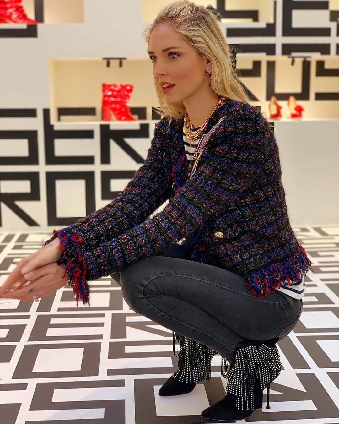 Sergio Rossiさんのインスタグラム写真 - (Sergio RossiInstagram)「Our #SergioRossi girl @chiaraferragni came to visit our Milanese showroom wearing the black #srMilano bootie with fringes and crystals.」4月17日 21時24分 - sergiorossi