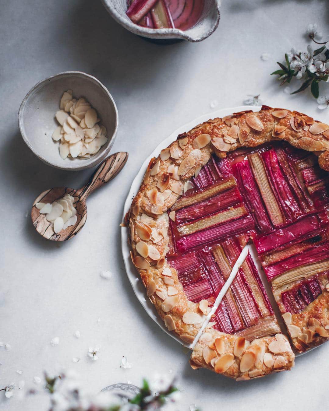Linda Lomelinoさんのインスタグラム写真 - (Linda LomelinoInstagram)「It’s almost that time of the year again 🌸 and I can’t wait to make this Rhubarb almond galette again. Best served with vanilla ice cream 🍦Find the recipe through the link in my profile.」4月17日 21時38分 - linda_lomelino
