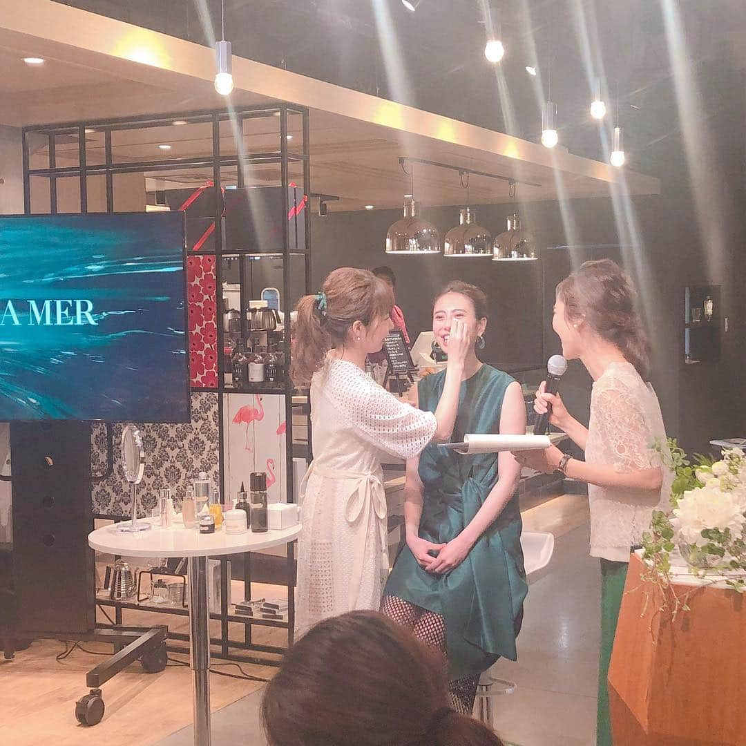 高橋里帆さんのインスタグラム写真 - (高橋里帆Instagram)「昨日は『美的café with DE LA MER』のメイクイベントに参加させて頂きました✨  今回は、ベースのお話✨ いろんな組み合わせで、 毛穴レス肌、ツヤ肌をレクチャーしました✨  メイクはポイントメイクが重要だと思いがちですが、美人は肌印象でも作れるんですよ✨  あっという間の時間でした✨ とても楽しかったです🎵 皆さんにまたお会いできる日を楽しみにしてます✨  #美的#イベント#美的café#ドゥラメール#ベース#毛穴レス#ツヤ肌#美人印象#肌印象#高橋里帆#土屋巴瑞季 さん#小川りかこ さん」4月17日 21時30分 - takahashi.riho