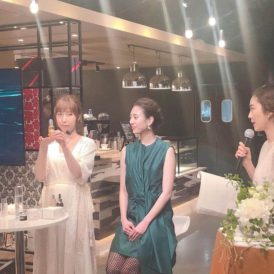 高橋里帆さんのインスタグラム写真 - (高橋里帆Instagram)「昨日は『美的café with DE LA MER』のメイクイベントに参加させて頂きました✨  今回は、ベースのお話✨ いろんな組み合わせで、 毛穴レス肌、ツヤ肌をレクチャーしました✨  メイクはポイントメイクが重要だと思いがちですが、美人は肌印象でも作れるんですよ✨  あっという間の時間でした✨ とても楽しかったです🎵 皆さんにまたお会いできる日を楽しみにしてます✨  #美的#イベント#美的café#ドゥラメール#ベース#毛穴レス#ツヤ肌#美人印象#肌印象#高橋里帆#土屋巴瑞季 さん#小川りかこ さん」4月17日 21時30分 - takahashi.riho