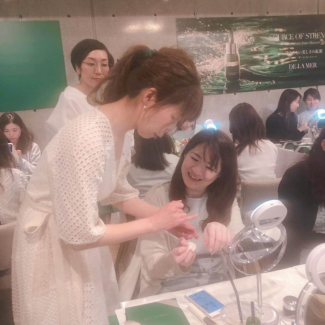 高橋里帆さんのインスタグラム写真 - (高橋里帆Instagram)「昨日は『美的café with DE LA MER』のメイクイベントに参加させて頂きました✨  今回は、ベースのお話✨ いろんな組み合わせで、 毛穴レス肌、ツヤ肌をレクチャーしました✨  メイクはポイントメイクが重要だと思いがちですが、美人は肌印象でも作れるんですよ✨  あっという間の時間でした✨ とても楽しかったです🎵 皆さんにまたお会いできる日を楽しみにしてます✨  #美的#イベント#美的café#ドゥラメール#ベース#毛穴レス#ツヤ肌#美人印象#肌印象#高橋里帆#土屋巴瑞季 さん#小川りかこ さん」4月17日 21時30分 - takahashi.riho