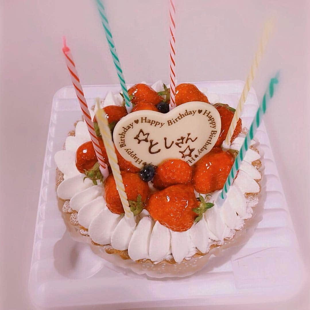 宇月颯さんのインスタグラム写真 - (宇月颯Instagram)「.﻿ .﻿ 今日、お誕生日を迎えました❤️﻿ ﻿ 日頃からお世話になっている方々、応援してくださっている方々…本当にありがとうございます！！﻿ ﻿ 皆様からのお祝いのお花やお手紙、メッセージ、プレゼントもとても嬉しかったです.。.♡*゜﻿ 本当に感謝です✨﻿ ﻿ これから、素敵な女優になっていけるよう、頑張りますので、宜しくお願いします(⸝ᵕᴗᵕ⸝⸝)﻿ 私に携わってくださる皆様のおかげで、毎日元気に過ごせていますので、皆様も元気でいてくださいね(୨୧•͈ᴗ•͈)◞︎ᵗʱᵃᵑᵏઽ*♡︎﻿ ﻿ 今日は「笑う男」の公演中でしたので、キャストの皆様からもお祝いして頂き、豪華な方々ばかりにお祝いして頂いてしまい恐縮でした💦﻿ でも…嬉しすぎましたぁ〜✿ﾟ❀.(*´▽`*)❀.ﾟ✿﻿ 宝塚の時と同様、自分の準備の時間を割いてお祝いしてくれるキャストの皆様に感謝感謝です✨﻿ ﻿ 素敵な一日をありがとうございました！！﻿ 明日からも一日一日を誠心誠意過ごしていきたいと思います·͜·ೢ ⋆*﻿ ﻿ #笑う男﻿ #宇月颯#とし﻿ #0417#誕生日#お祝いして頂きました﻿ #ありがとうございました﻿ #皆様に改めて感謝する一日でした﻿ #1年前の誕生日は東京の退団公演中だったから同じく日比谷でお祝いしてもらったな♡﻿ #退団公演といえば私の大切な仲間たちも先日宝塚大劇場卒業おめでとう﻿ #今日は親友のディナーショー初日﻿」4月17日 21時30分 - hayate_uzuki_official