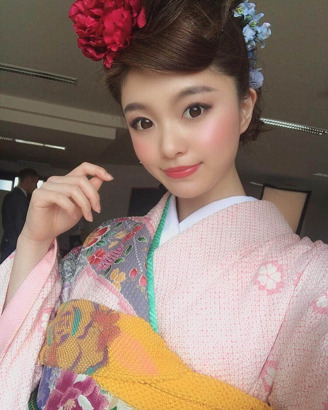 八軒あやねさんのインスタグラム写真 - (八軒あやねInstagram)「今日はブライダルポートさんで振袖撮影でした👘🌸 17着ほど着ました🙄✨ この振袖がお気に入り😍 いつも年に数回は和装の撮影できるから楽しいなぁ🤗  #ブライダルポート #ミスなでしこ日本 #兵庫県代表 #準グランプリ #振袖撮影 #振袖 #振袖ヘアアレンジ #振袖ヘア #振袖ヘアメイク #振袖髪型 #和装ヘア #和装 #日本 #着物 #日本文化 #japan #kimono」4月17日 21時35分 - ayagram_8_