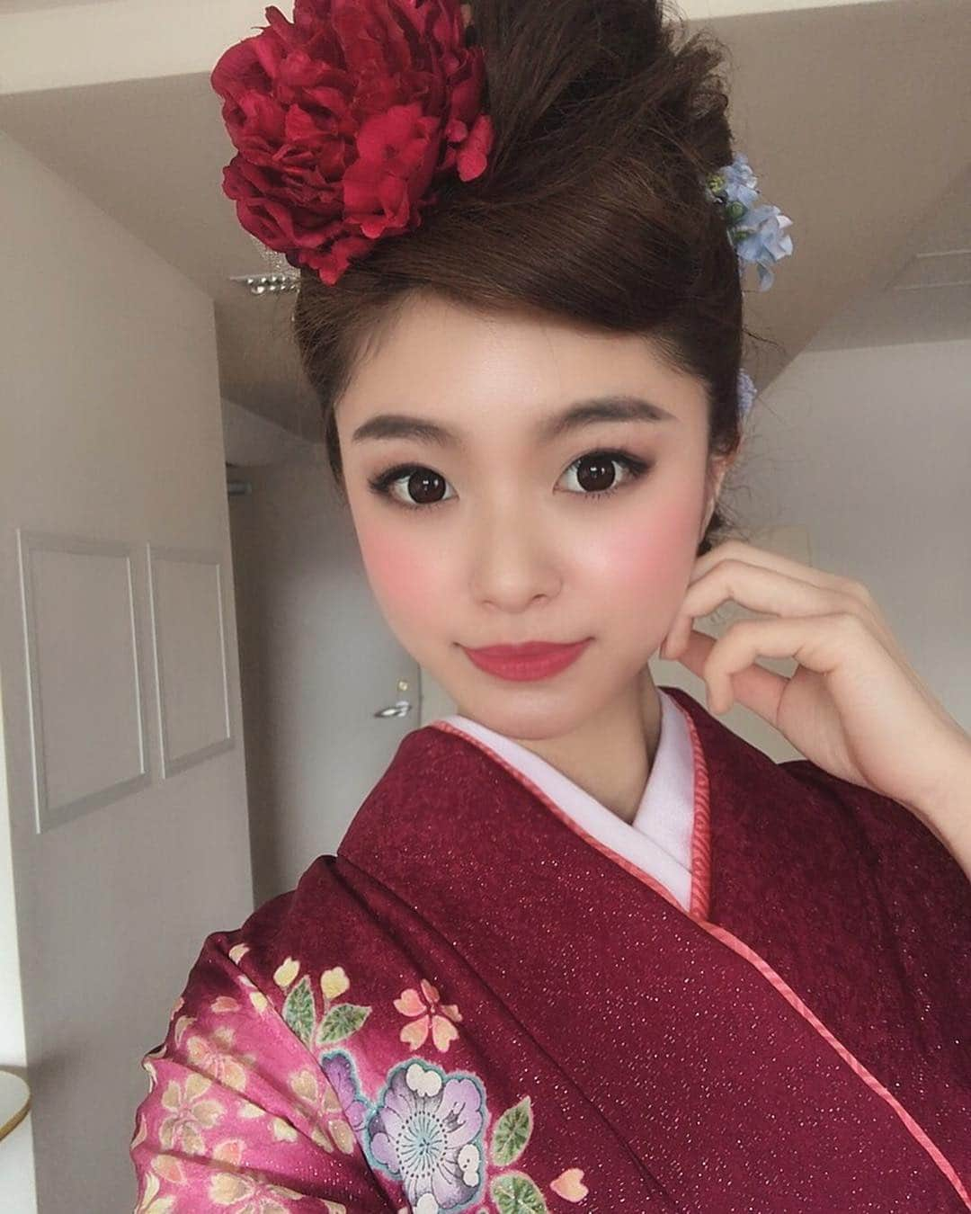 八軒あやねさんのインスタグラム写真 - (八軒あやねInstagram)「今日はブライダルポートさんで振袖撮影でした👘🌸 17着ほど着ました🙄✨ この振袖がお気に入り😍 いつも年に数回は和装の撮影できるから楽しいなぁ🤗  #ブライダルポート #ミスなでしこ日本 #兵庫県代表 #準グランプリ #振袖撮影 #振袖 #振袖ヘアアレンジ #振袖ヘア #振袖ヘアメイク #振袖髪型 #和装ヘア #和装 #日本 #着物 #日本文化 #japan #kimono」4月17日 21時35分 - ayagram_8_