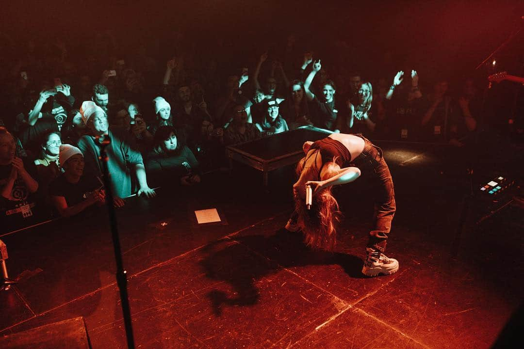 クリスシー・コスタンザさんのインスタグラム写真 - (クリスシー・コスタンザInstagram)「NEW YORK CITY TONIGHT! there will be some tickets still available at the door so come down to the Gramercy Theater and help us welcome Past Lives home 🖤 @baeth」4月17日 21時38分 - chrissycostanza