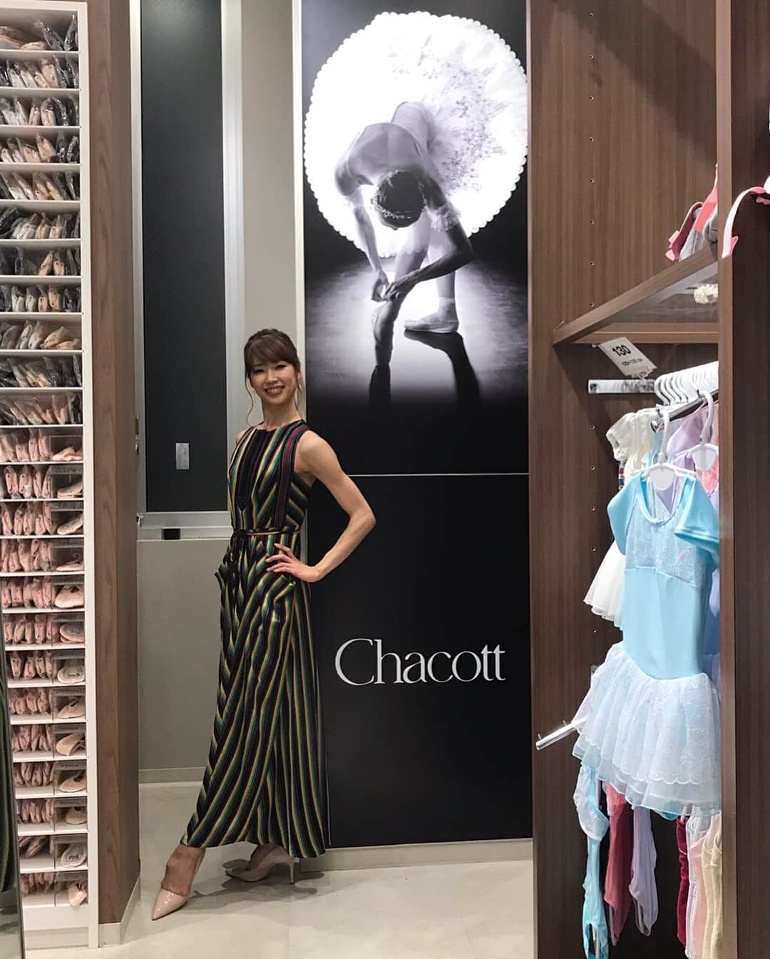 中村祥子のインスタグラム：「今日の1日✨は…  早朝にて、大阪へ移動し午前中は ある収録に参加させて頂き(お楽しみに😆)、午後からは、心斎橋店のチャコットにて6/6日大阪フェスティバルホールでのk-balletシンデレラ✨の見どころご紹介と皆さんとの写真撮影をさせて頂きました‼️ たくさんの方が心斎橋店チャコットに来て下さり、素敵なお言葉をかけて下さって、お話ししながら楽しく写真撮影ができました😆👍 皆さん、会いに来て下さり本当に ありがとうございました❤️ そして、心斎橋店チャコットに飾られている私の写真にサインさせて頂いたので、是非チャコットにいらっしゃった際には見て下さいね🤗 6/6日大阪の皆さんにお会いできることを楽しみにしております‼️ そして東京は5/24- 6/2 浜松6/4です。シンデレラの孤独な少女から美しい女性に変化しハッピーエンドを迎える夢溢れる世界を是非一緒に 味わって頂きたいと思います‼️ 皆さん、今日も1日お疲れ様でした🌷✨ @chacott_jp #shokonakamura #チャコット #Osaka #心斎橋 #cinderella #event #performance」