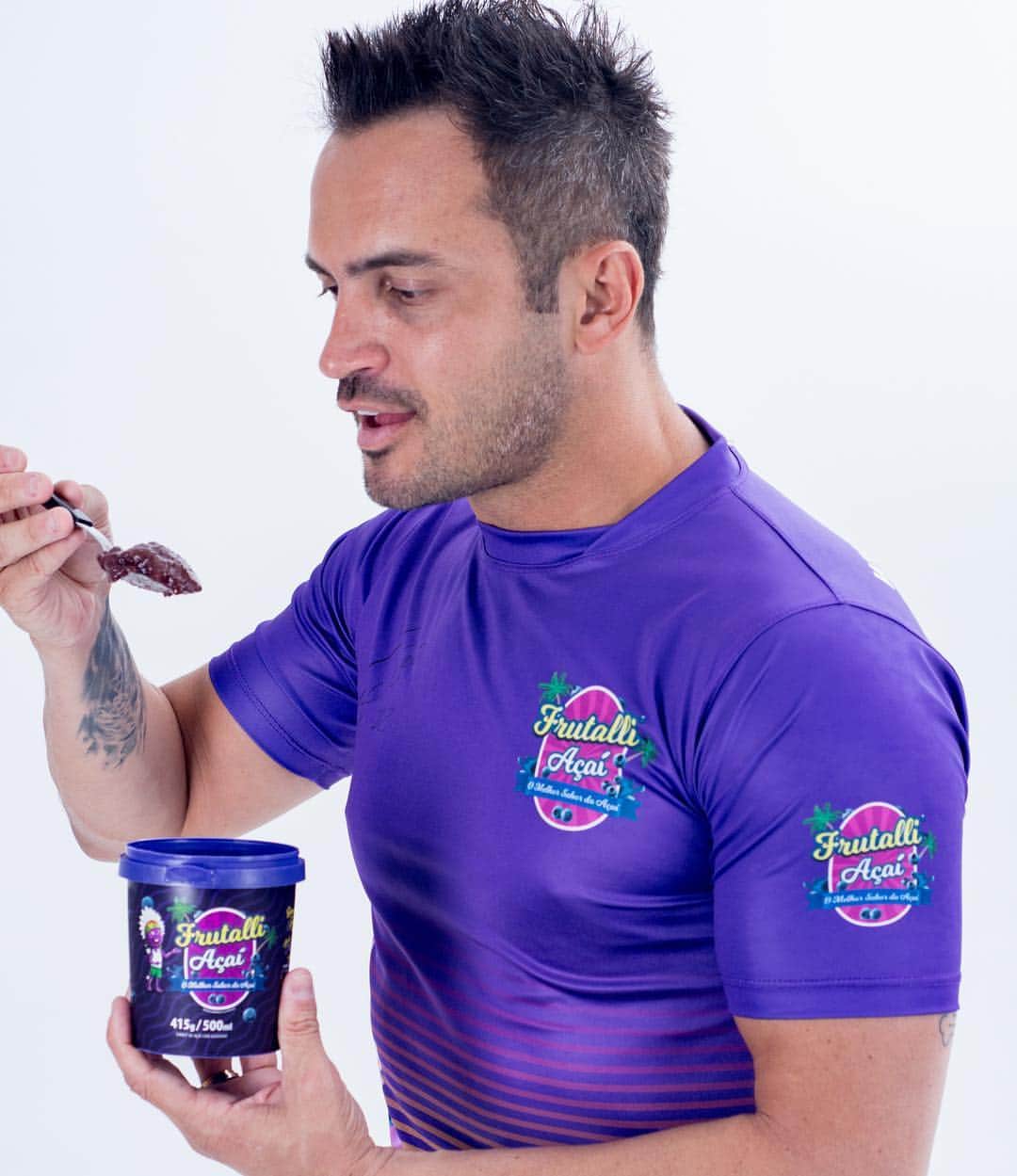 アレッサンドロ・ローザ・ヴィエイラのインスタグラム：「Quando junta a vontade + sabor + qualidade,aí não tem como resistir! @acaifrutalli O MELHOR! 😋😋」