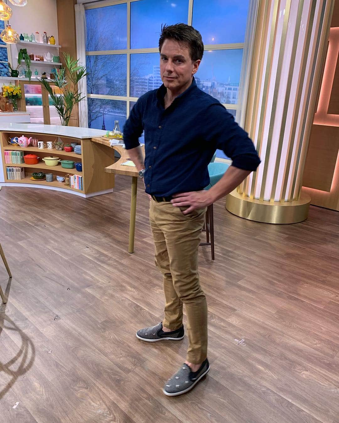 ジョン・バロウマンさんのインスタグラム写真 - (ジョン・バロウマンInstagram)「Outfit recap shirt @johnlewisandpartners trousers @marksandspencerfashionpr shoes @jimmychoo @itv @thismorning jb」4月17日 21時50分 - johnscotbarrowman