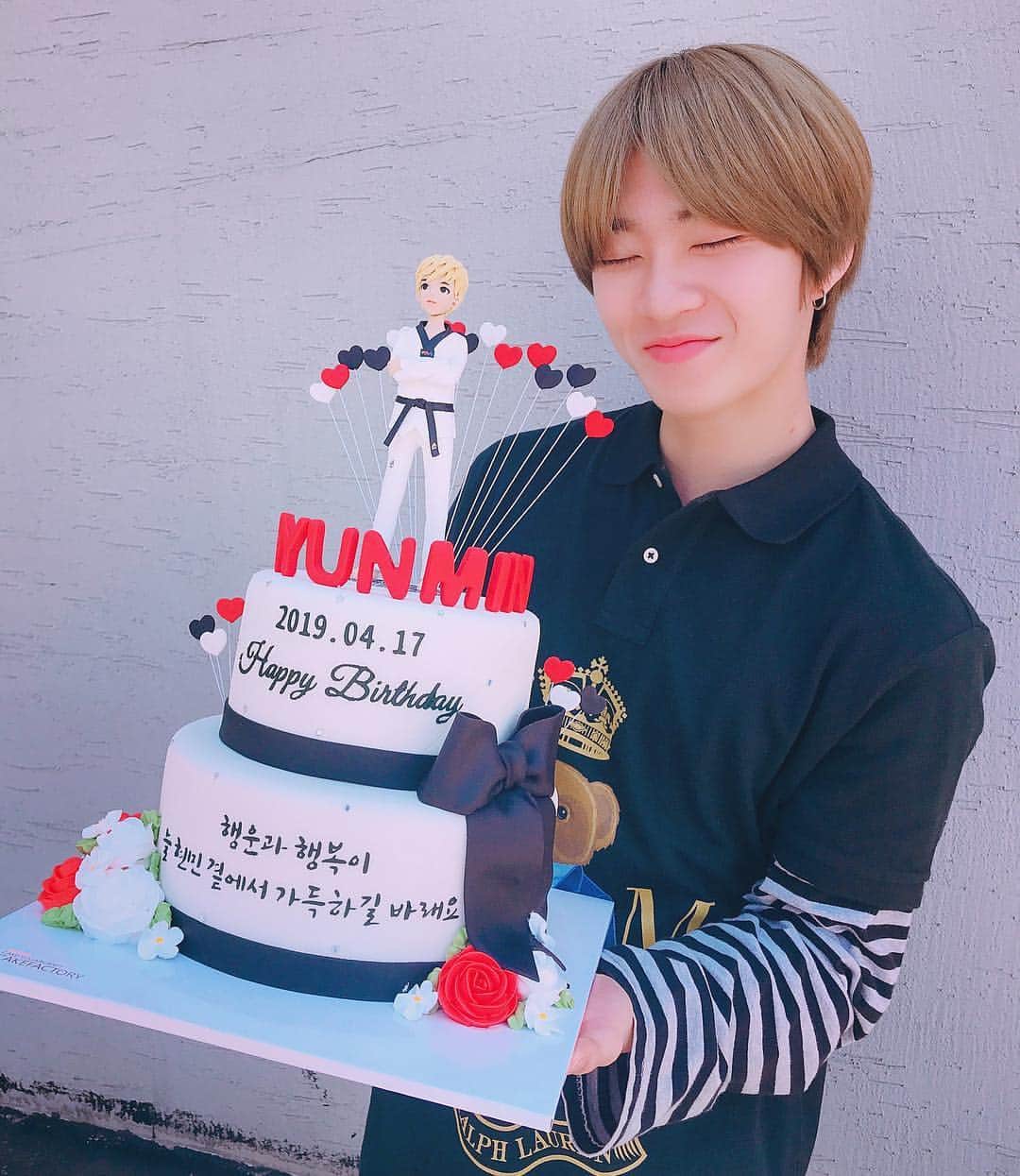 ピョン・ヒョンミンのインスタグラム：「정말 행복해서 어떻게 표현할지모르겠습니다 생일축하해주셔서 감사합니다❤️ 우리 부모님 감사해요 팬분들도 너무 소중해요🙏🏻 잊지않을께요😘」