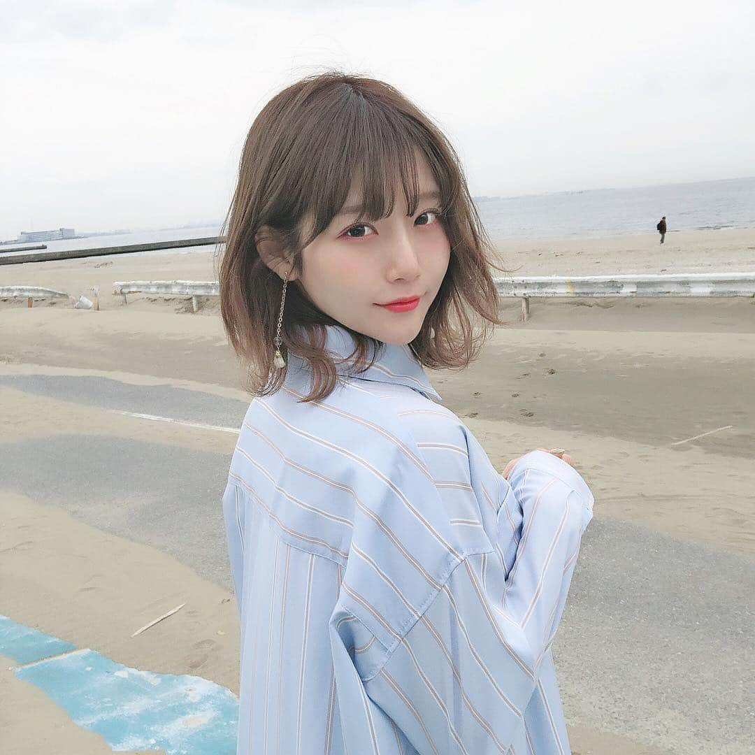 蒼川愛さんのインスタグラム写真 - (蒼川愛Instagram)「千葉の海は風がちょっとさぶかった🤧🤧🤧 揺れるタイプのピアスにハマり中♡*° . . アイシャドウは前載せたANNA SUIのピンクをメインに使って目の下キラキラはCLIOのG10です💗 . リップはセザンヌのラスティングリップカラー１０２です👼🏻👼🏻(ブラウン系の赤！色持ち最高でかわいい色、チークもこれ)上からto/neのグロスを重ねました🍎 . . . . . #Instagram#instagood#instadaily#me#today#ootd#make#メイク#ピンクメイク#セザンヌ#プチプラ」4月17日 21時51分 - tougarashi_suki