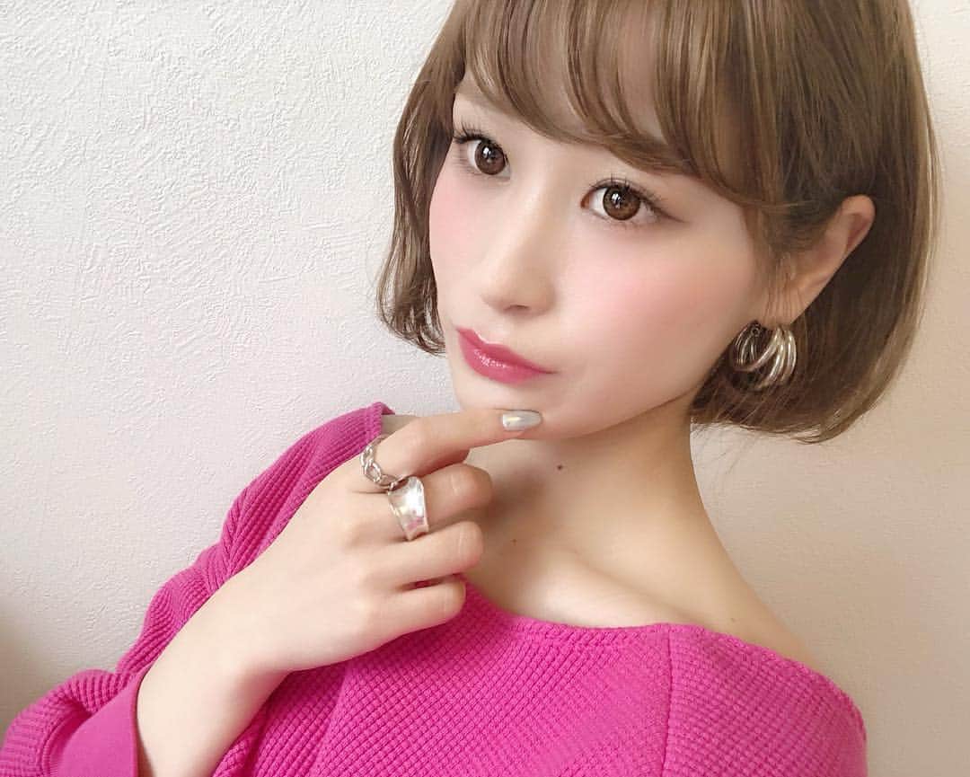 都築青空さんのインスタグラム写真 - (都築青空Instagram)「. .  エテュセのオイルブロックベースと  オイルブロックパウダーを  使ってメイクしてみたよ💗  @ettusaisjp . .  夕方あたりになると、  お肌のテカりが気になってくるけど、  これを使えばテカり知らず👏💕 . . 私はTゾーンや、小鼻の周りにだけ  メイク直しとしてよく使ってます☺️🎶 . . 上から重ねるだけで  お肌がサラサラになるし、  サイズも小さめだから  ポーチに入れておくと安心❣️ . .  #オイルブロックベース　#テカリ防止  #エテュセ　#PR  #オイリー肌 #テカリ  #脂性肌 #テカらない #ヨレない #崩れ知らず  #テカリ防止下地 #崩れにくいメイク #テカリ肌  #プチプラコスメ #女子力向上委員会  #メイク好きさんと繋がりたい  #コスメ好きな人と繋がりたい  #メイク好きな人と繋がりたい #コスメマニア  #ベースメイク #コスメレポ #コスメオタク  #メイクプロセス」4月17日 21時53分 - aozora723