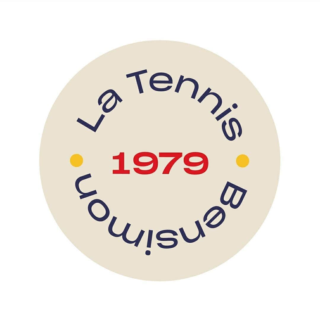ベンシモンのインスタグラム：「- Du blanc à la couleur - C'est l'histoire d'une petite tennis en toile devenue grande, la tennis Bensimon qui célèbre cette année ses 40 ans ! La tennis Bensimon n'aurait jamais vu le jour sans la passion familiale pour le surplus. C'est avec le grand-père Charles Bensimon, fripier à Oran puis à Nice, que tout débute. Auprès de lui Serge Bensimon customise sahariennes et parkas pour y insuffler une note créative. Tandis que Serge personnalise, Simon son père continue d'acheter des lots... et notamment 100 000 tennis de gymnastique blanches de l'armée française. Découvrez la suite de l'histoire à travers une rétrospective sur la marque du 18 avril au 18 mai 2019 > @joycegalleryparis  168 galerie de Valois, Paris 1 #bensimon40 #bensimonanniversary」