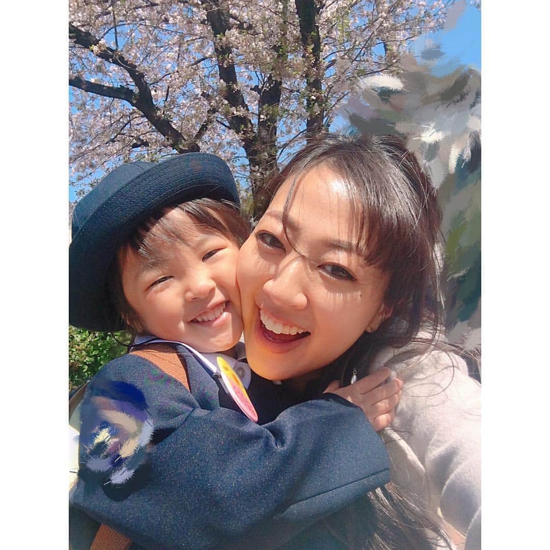 高橋有紀子のインスタグラム：「* 幼稚園入園から1週間🌸  朝は担任以外の先生みんなにも おはようのハグをしに行くゆいまるさん👧🏻 * * 新しい世界でできることも増えて 毎日自信をつけて笑顔で帰ってくる🐥  この3年間、反省の繰り返しだったけど 私なりの育児で心かげてきた “言葉掛け、促し、見守る”は ちゃんと活きてるんだなって 私自身も自信を持たせてもらえる日々です🌞 * * 自転車もスイスイ乗れるようになったし、 ママもレベルアップするよー💪🏽🌈 * #2019_4_9 #幼稚園入園 #3歳3ヶ月」