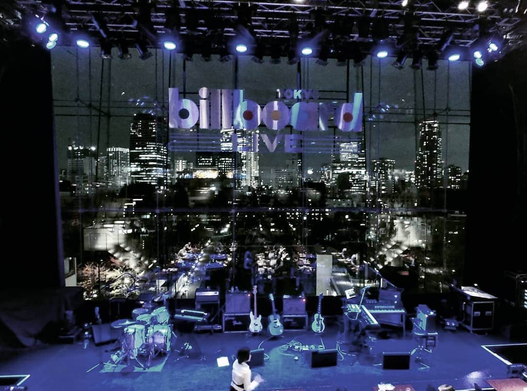 のインスタグラム：「Billboard Live TOKYOにてミシェル ンデゲオチェロ観て来ました！ 派手さはないけどスーパー心地良いアンサンブル。 歌声とベースが見事に同じストーリーを奏でていて痺れた～♪」