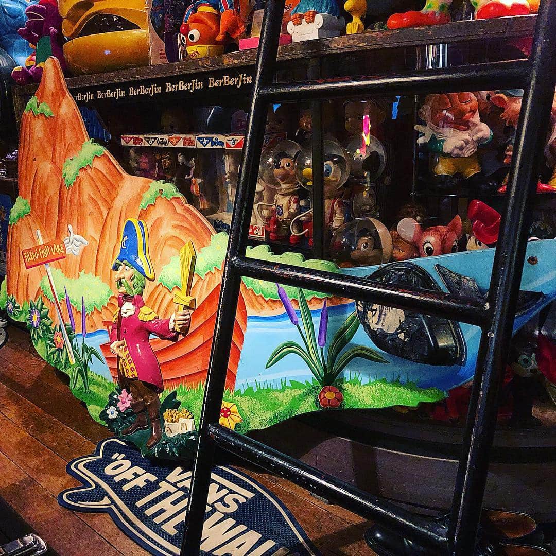 大川知英のインスタグラム：「74's Mcdonald's Captain Crook  Wall Display🇺🇸 海賊なのに人気ない。カッコイイんだけどなー🚬 キャプテンさんよ👨🏽‍✈️飾らないじゃなく飾れない男⚓️ ##mcdonalds #baptaincrook#74s #walldisplay #海賊#人気ない#かっこいいのに#壁に飾れない男 #買ってから考える派 #デカ物好き #amecajiboys #takatsubase」