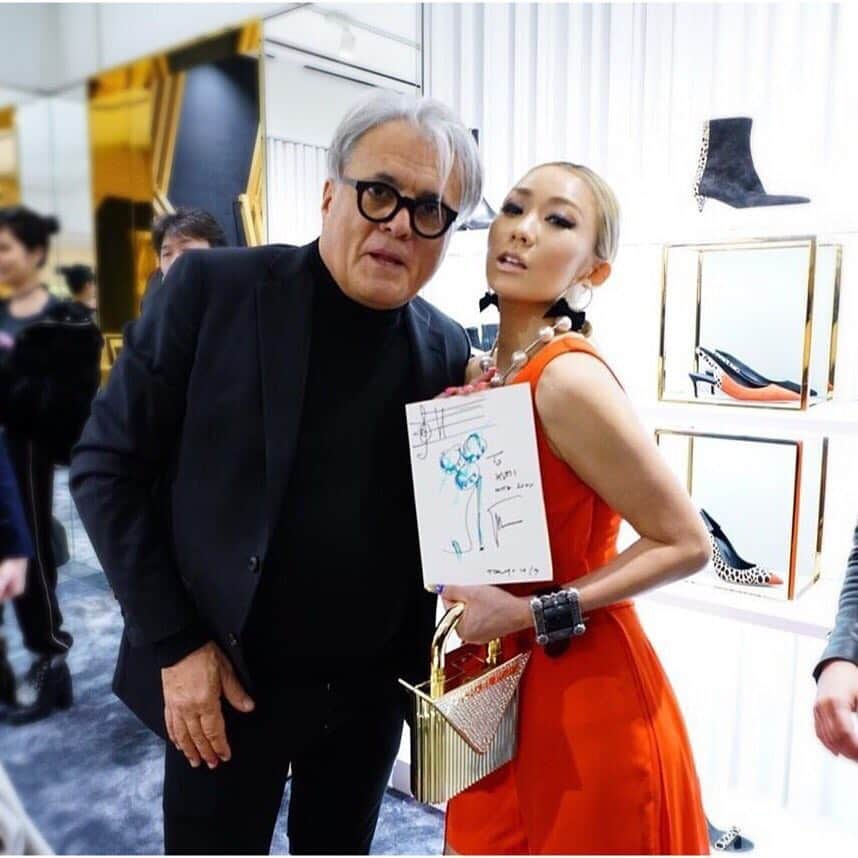 倖田來未さんのインスタグラム写真 - (倖田來未Instagram)「本日、Giuseppe Zanotti(@giuseppezanotti )先生来日！！﻿ Giuseppe Zanotti銀座店で憧れのザノッティ先生に会えるなんてー泣﻿ ほんっとに、私が一番好きな靴のブランドで、女性の足をとにかく綺麗に見せてくれます！﻿ 私も普段から履いてますが、もちろん衣装としてもみんなに会うときにも使わせて頂いています！﻿ ほんとハッピーなgentleman！！﻿ 好きすぎて、何も言えなかった、、、第2弾。﻿ ﻿ しかも、私が履いている靴を見てまさかの靴をデッサンしてくれました泣！﻿ しかも本日ザノッティ先生お誕生日🎂﻿ おめでとうございます！﻿ 私も自分の誕生日にザノッティ先生の靴履いてました👠！！﻿ ﻿ いつか、先生に靴を作ってもらえる日を信じて頑張ります！﻿ めっちゃでかすぎる夢ーっ、！！！﻿ ﻿ #いーんです！#夢はでっかく！#信じていればいつか叶う！！#そう信じて #sometimes #dreams #come #true #I #love #giuseppezanotti #ジュゼッペザノッティ#happy #birthday #Italy #luxury  #my #favorite #brand #fashion #shoes #ootd #dress #kodakumi #倖田來未 #japan #ginza #my #favorite」4月17日 22時01分 - kodakumi_official