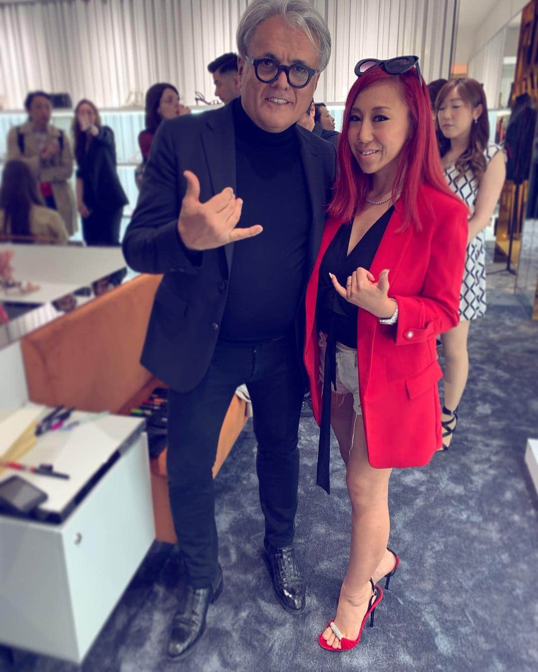 JAMOSAさんのインスタグラム写真 - (JAMOSAInstagram)「Wow‼️I’m super stoked to meet one of my favorite shoes designer Giuseppe Zanotti at his cocktail party🔥 He even complimented my shoes (which was OBVIOUSLY his🤭)Thanks for the personal autograph㊗️大好きな @giuseppezanotti さんが来日と言うことで銀座SIXのカクテルパーティにご招待頂きました😱❤️この日だけの為に、前日の夜に足が痩せるソックス履いて寝たよ🤭お陰様で、ご本人にRED SHOES褒められましたw さらに目の前でその靴の絵を描いてくださり、サインまで頂きもう最高っす😩🙏新作もいち早く見れてお腹いっぱい👠素敵な夜に感謝です🙏🙏🙏 #giuseppezanotti」4月17日 22時10分 - jamosa148