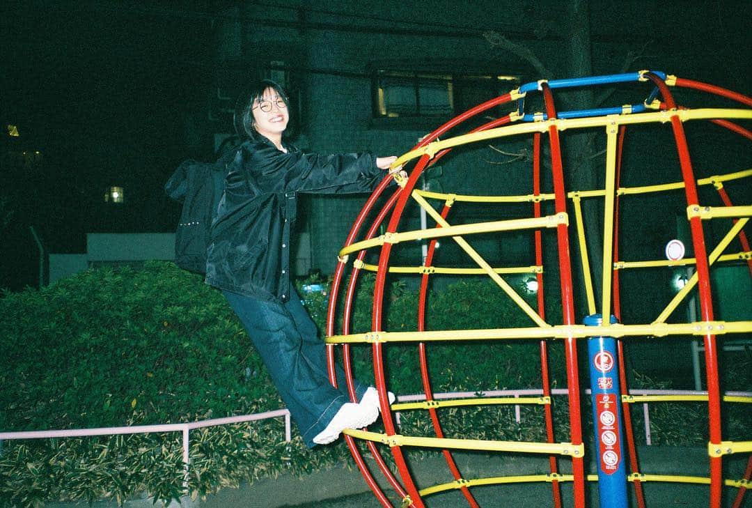 傳彩夏さんのインスタグラム写真 - (傳彩夏Instagram)「公園の遊具ですんごい笑顔になった18歳 #film#フィルムカメラ#公園」4月17日 22時13分 - denayaka