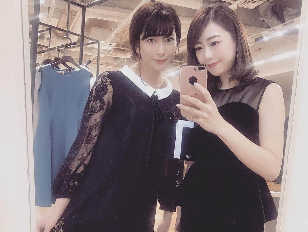 井端珠里さんのインスタグラム写真 - (井端珠里Instagram)「今日は姉の会社からM Maglie le cassettoという新しいブランドが立ち上げられることになり、その内見会に呼んで頂きました。今回の内見会のための、沢山の、いつもながらの上質な生地、そして女性を一番美しく魅せてくれるこだわりのシルエットラインの数々。 私も着用モデルとしてこの内見会で飾るお写真のお手伝いさせて頂きましたが、ポーズをとらなくてもカチッと美しくキマるワンピース、本当に中々ないです。 結婚式やコンサート、ご両家顔合わせ、などなどオシャレをして出掛けることが大人になればなるほど訪れますよね。そういう時の晴れ着、ずっとこういう上質な素材、着ていて自分の魅力を引き出してくれるようなものが欲しかった。  まだひとつひとつ詳しくはご紹介できませんが、 皆様がお買い求めできるようになる時、詳しく説明させていただきますね！  4枚目の姉が着ているワンピース、死ぬほどかわいいです。これが一番好き！ すごく売れるだろうなぁ。 私が着ている首が抜けている襟付きワンピースも、大人の女性を子供っぽくならずに演出してくれる最高にかわいいワンピース！ そしてコートはカシミア100%。信じられないくらいの触り心地着心地。 全部欲しいな～( ◜௰◝ )  #mmaglielecassetto #maglieperefde #efde」4月17日 22時15分 - jullie8799