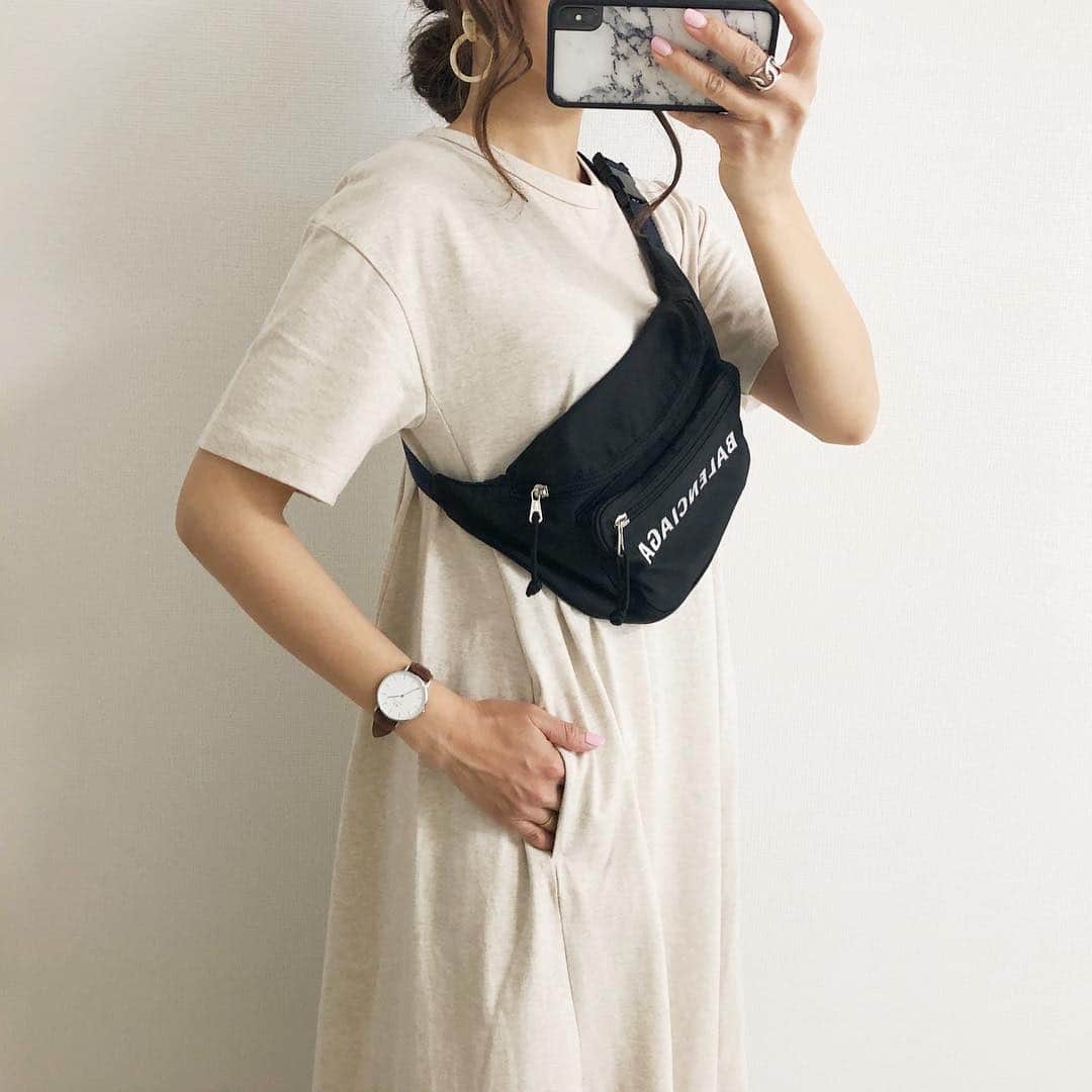 Miyoさんのインスタグラム写真 - (MiyoInstagram)「2019.4.17 ・ GU新作 #Aラインワンピース 👗 ベージュ色可愛い〜😍💓この色人気みたい♪ 両サイドにポケットがついてるので便利です👌🏻 ・ その他のGU新作購入品は昨日のblogに。 コーデ詳細は今日のblogに書いてます🥰❤️ @miyopu のトップページからとべます✨ ・ Aラインワンピース…#GU#ジーユー コーデュロイジャケット…#ZARA スキニー…#ザラ #ウエストポーチ …#バレンシアガ サンダル…#drmartens#ドクターマーチン スニーカー…#コンバース 時計…#ダニエルウェリントン ・ ・ ・ #ワンピース#ママコーデ#ママファッション#プチプラファッション#プチプラコーデ#シンプルコーデ#カジュアルコーデ#スニーカーコーデ#ザラコーデ#ザラジョ#GU新作#GU購入品#GUコーデ#大人gu部#大人カジュアル#大人可愛い#ロカリ#ママガール#locari」4月17日 22時15分 - miyopu