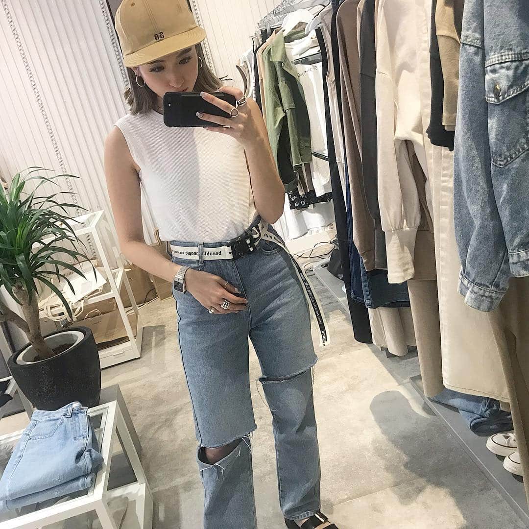 のインスタグラム：「. 夏に大活躍間違いなしの @flugge_official crush Boys Denim👖白Tとかタンクとかと合わせて着たいから、今日は店頭で真夏の人😎 capはこの前 @thehwdogandco さんの展示会にお邪魔させてもらった時の、、、✌︎やっとおろしたけども可愛すぎないかい💓かっこいい帽子たくさんあったからまたゆっくり行きたいな〜☺️ .  #flugge#flugge_official #fluggesnap #ootd#outfit#fashion#instafashion#ig#casual#coordinate#code#me#今日の服#今日のコーデ#今日のコーディネート#コーディネート#カジュアル#ファッション#カジュアルコーデ#キャップ」